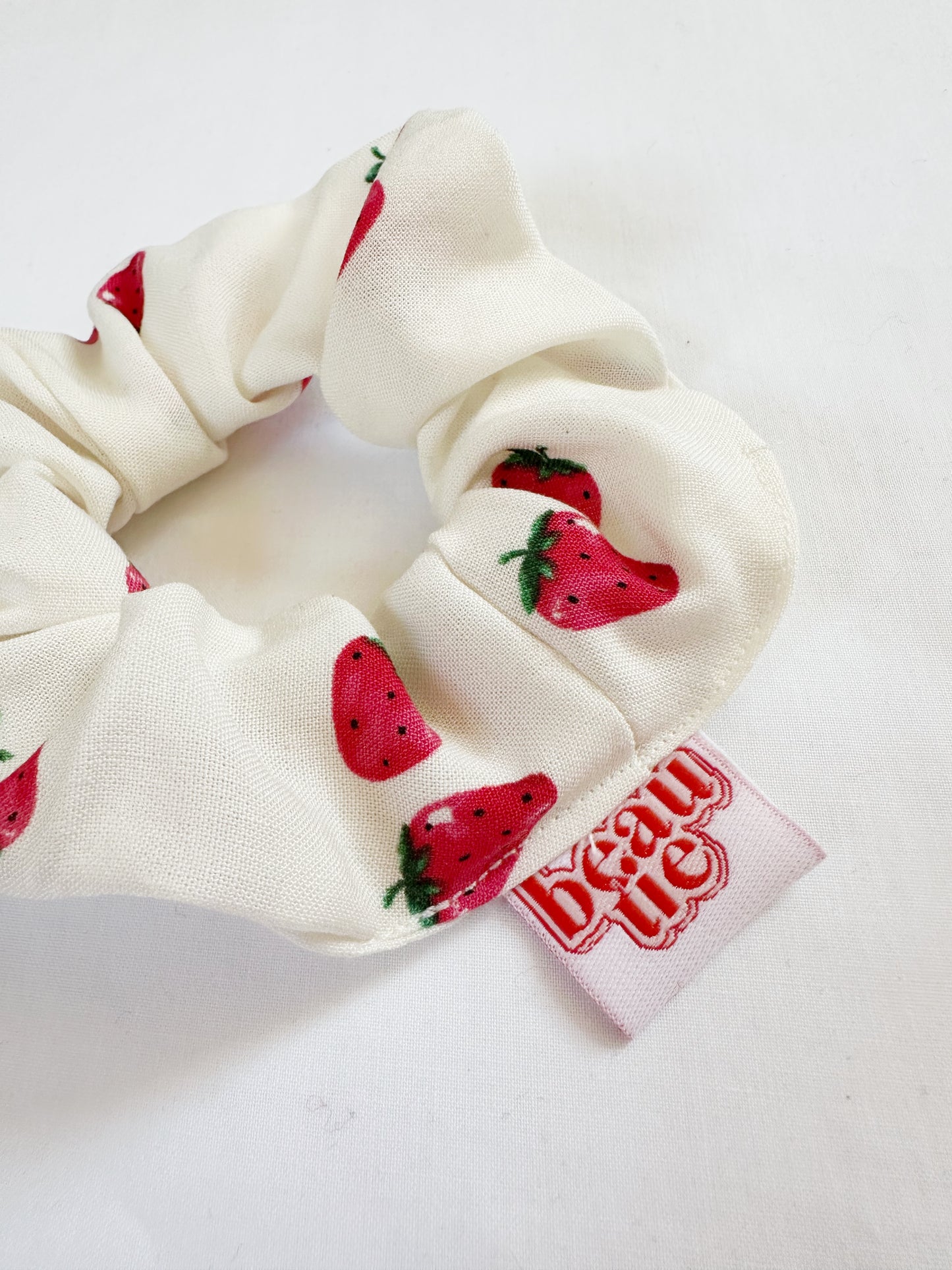 Mini scrunchie in strawberry print