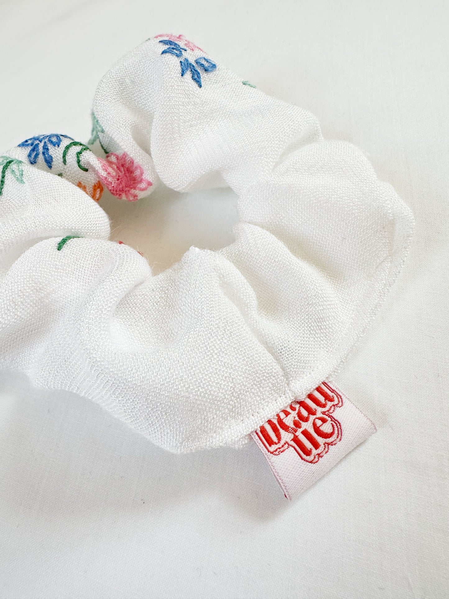 Mini scrunchie in floral embroidered