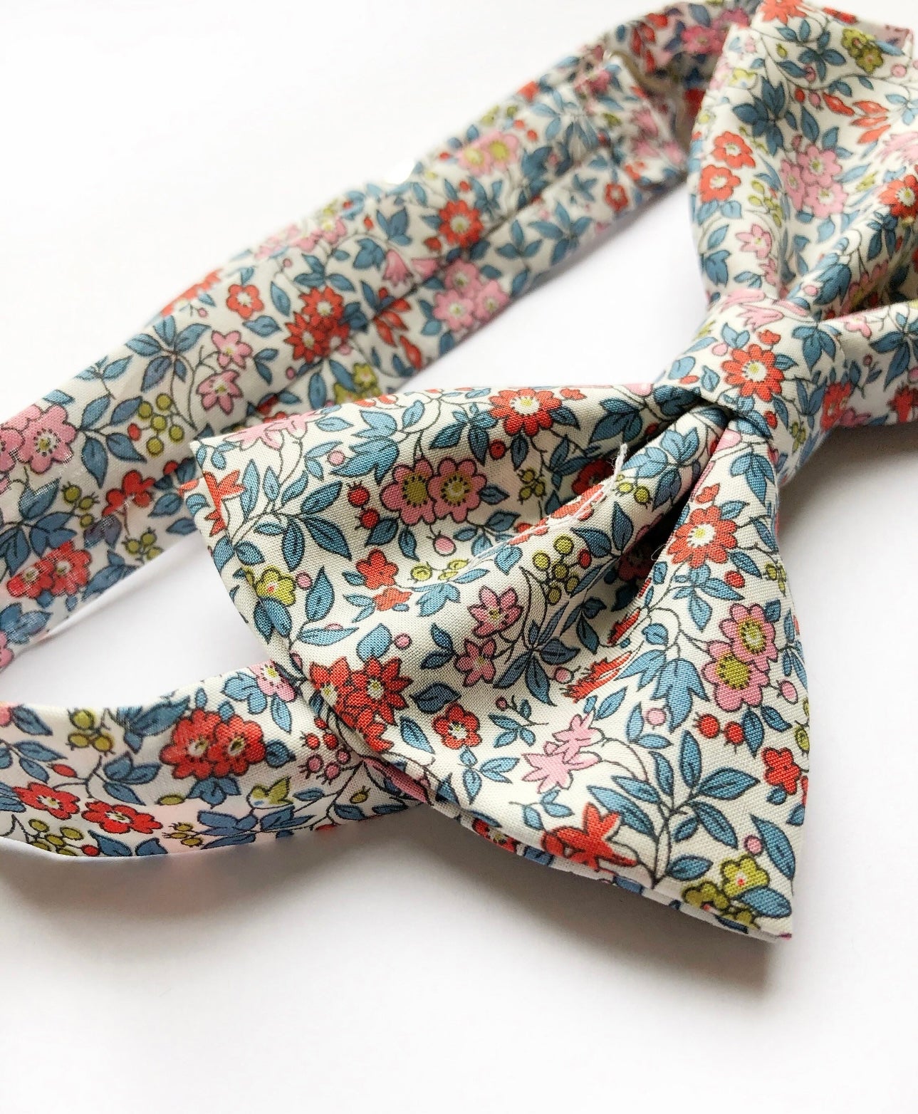 Bow Tie in Blue & Red Floral