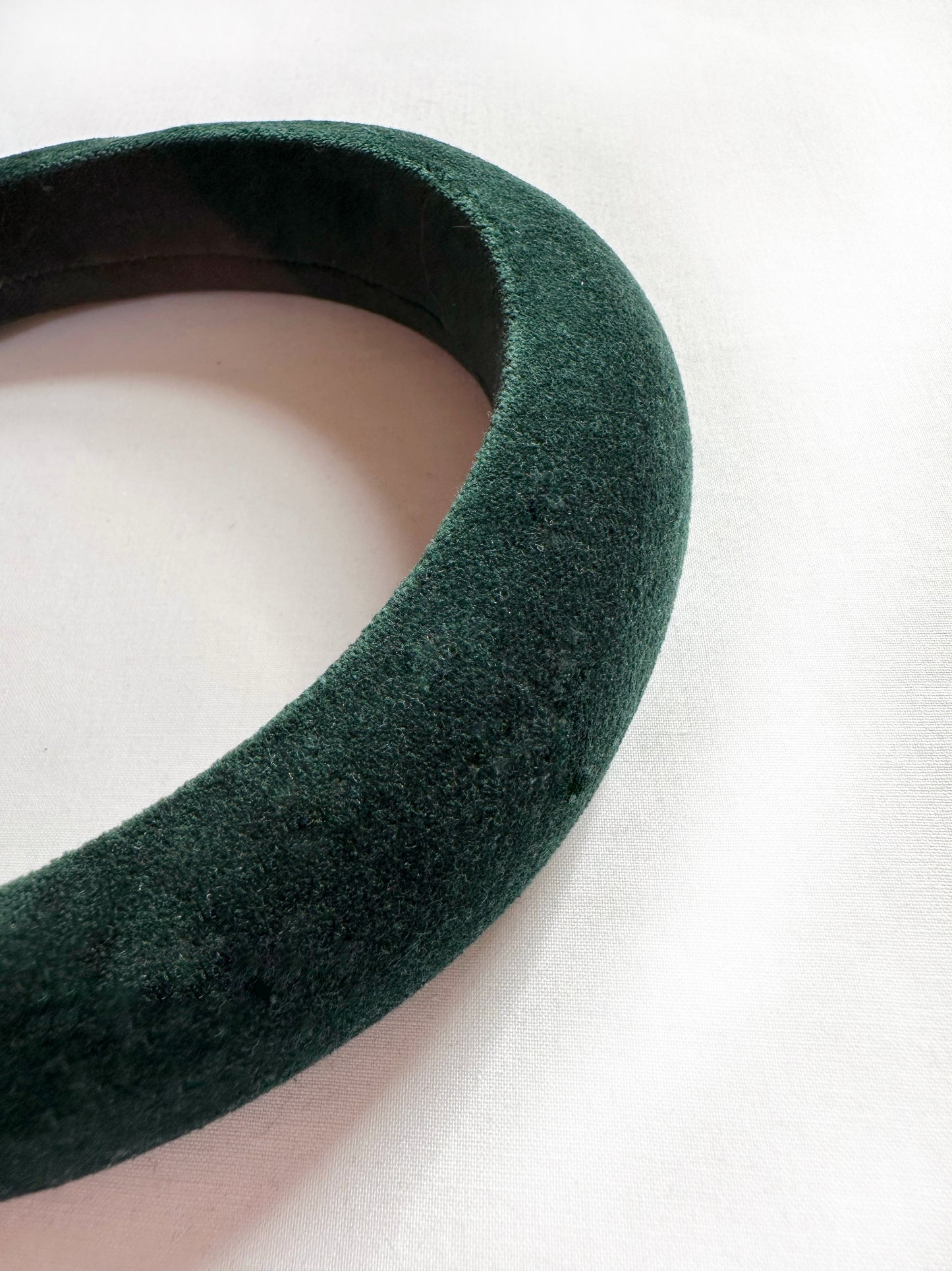 Padded headband in hunter green velvet