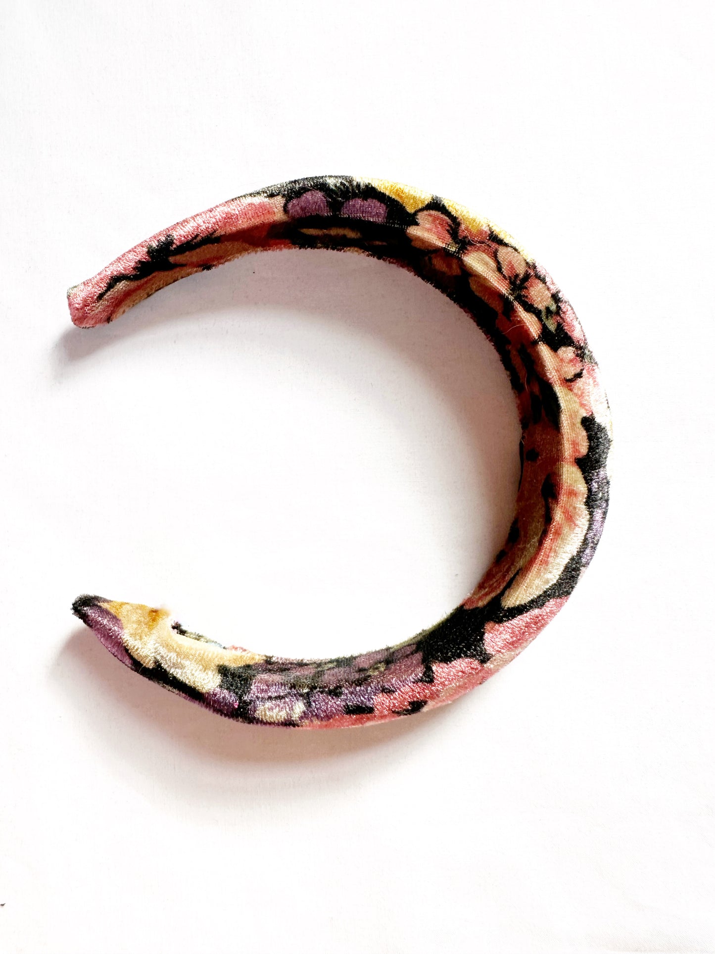Padded headband in floral velvet.