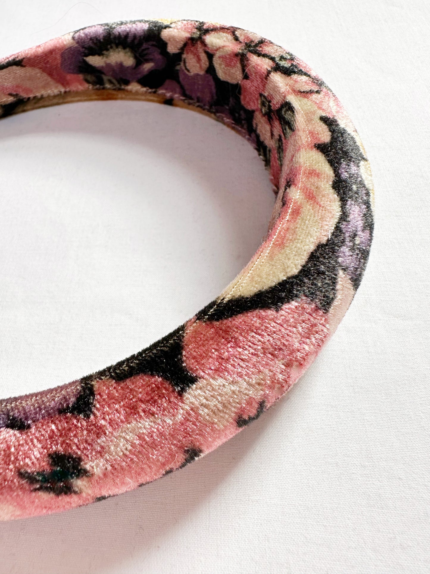 Padded headband in floral velvet.