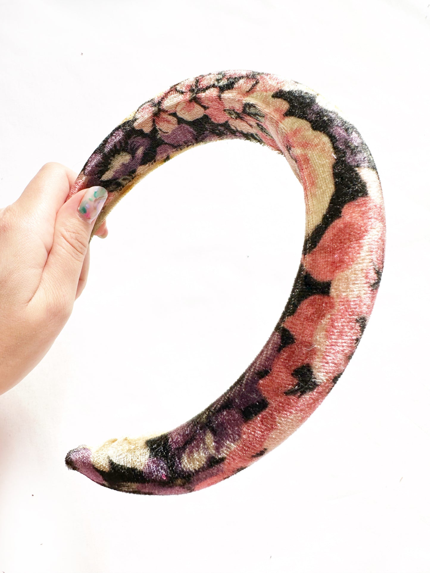 Padded headband in floral velvet.