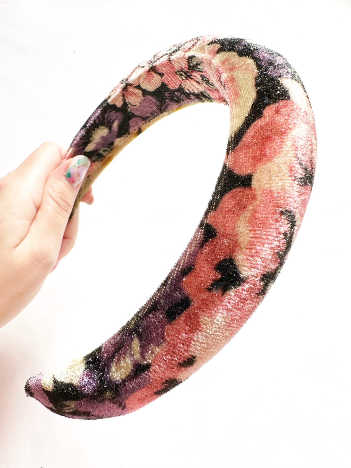 Padded headband in floral velvet.