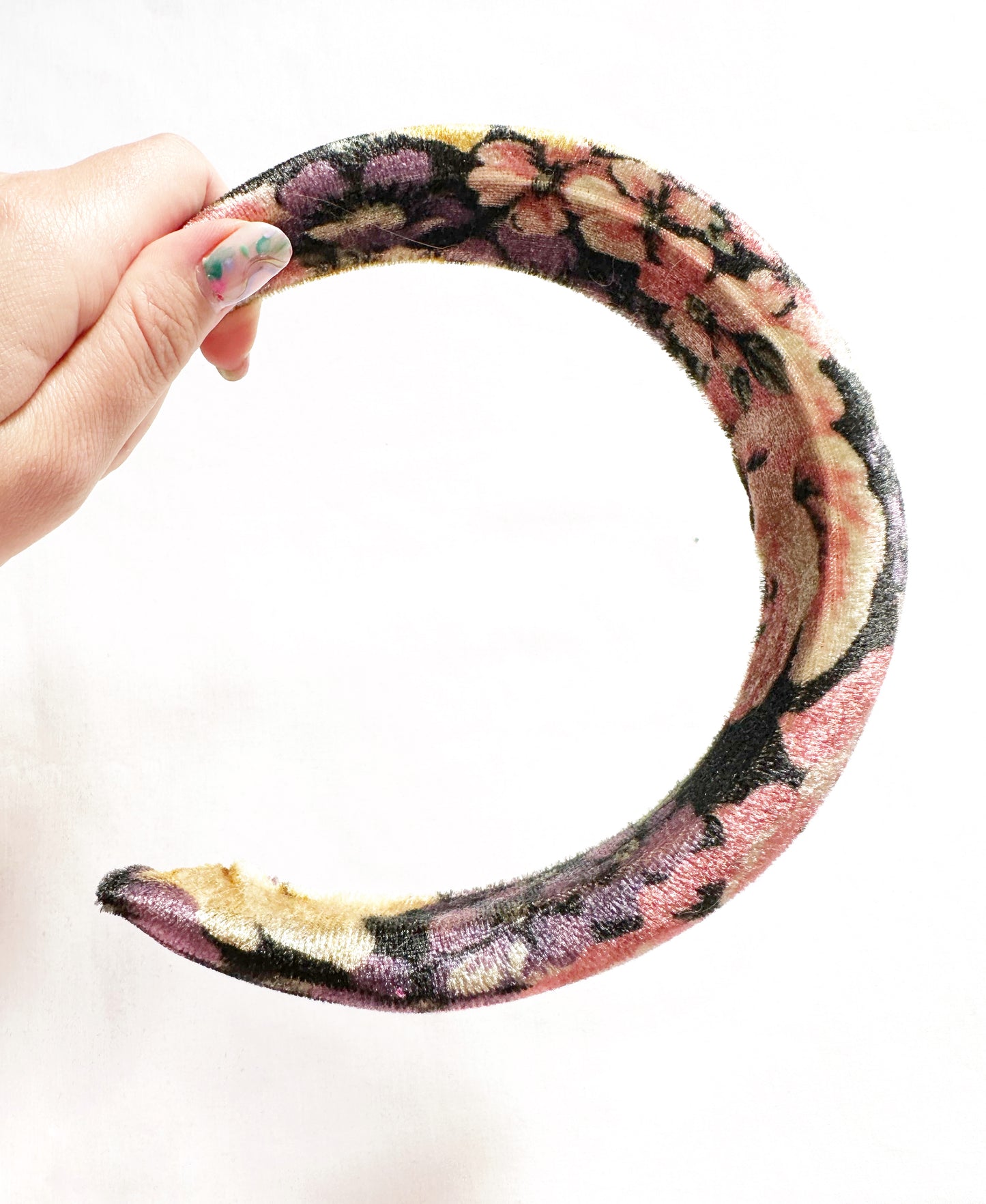 Padded headband in floral velvet.