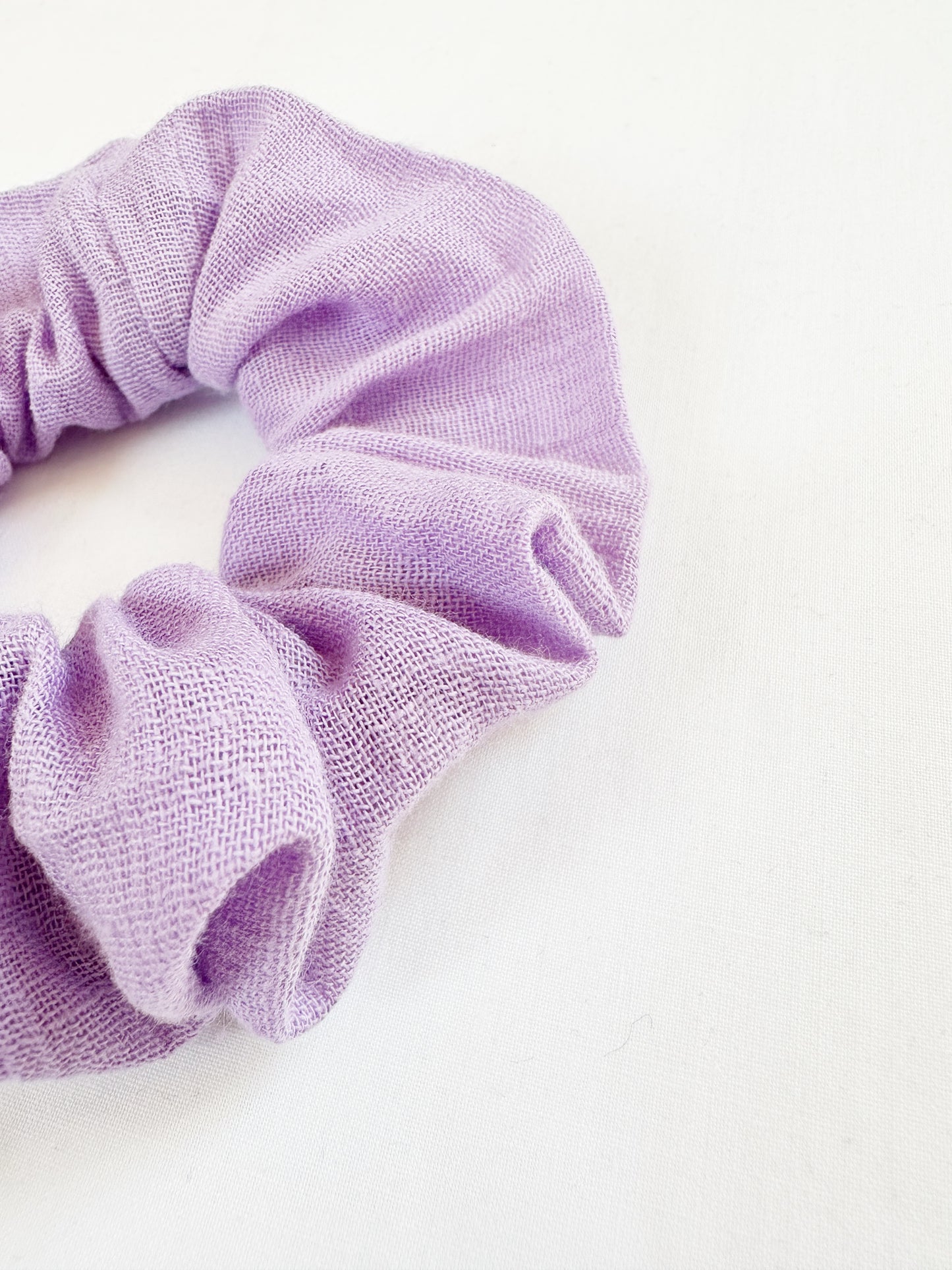 Mini scrunchie in lilac linen