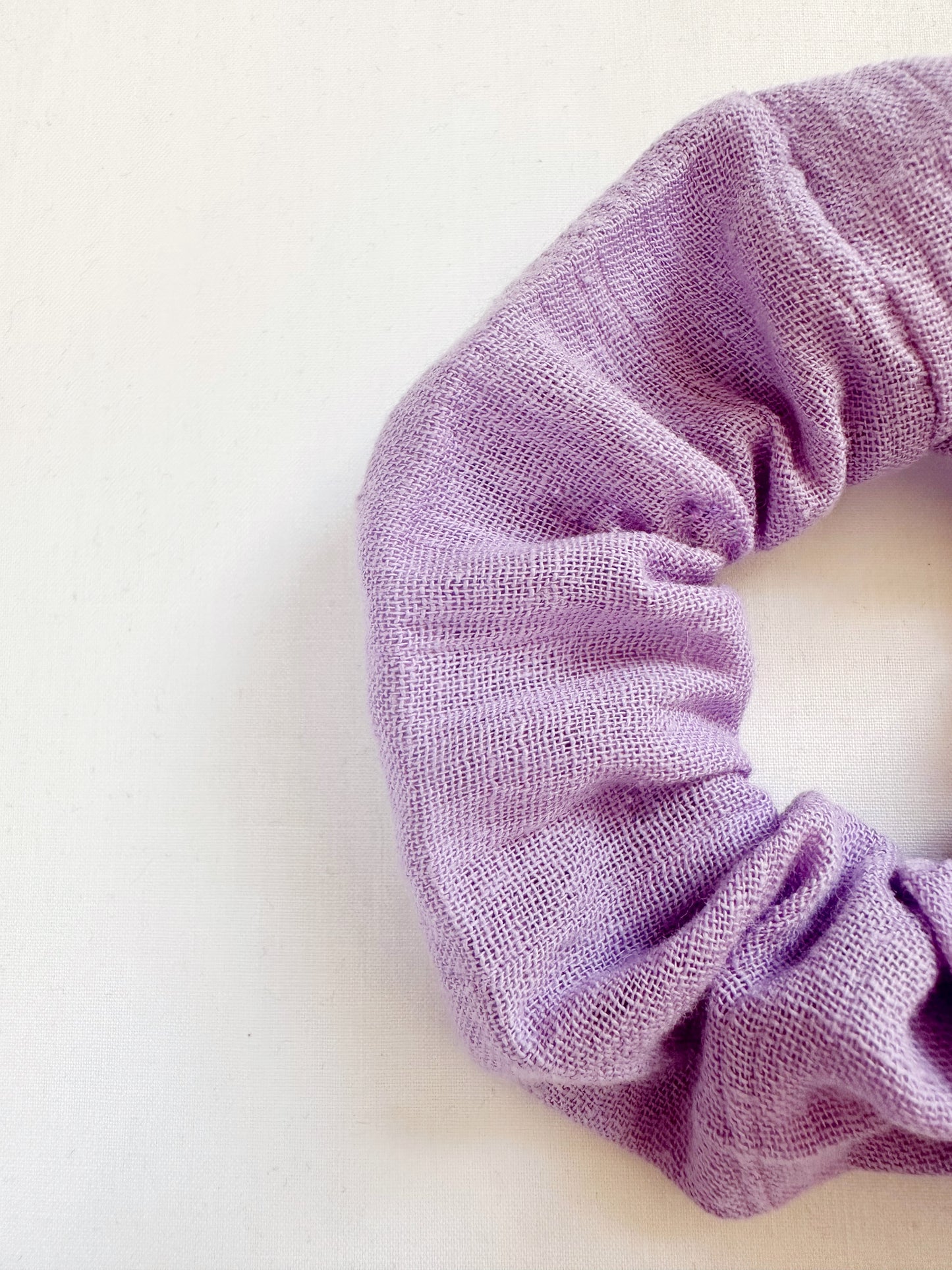 Mini scrunchie in lilac linen