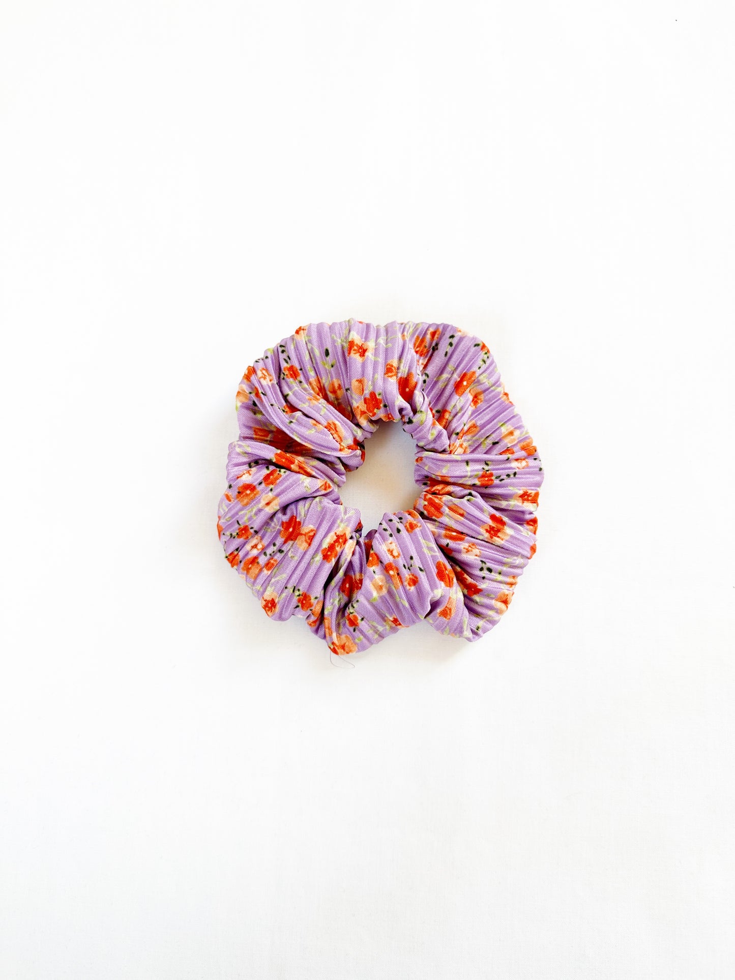 Mini scrunchie in lilac orange floral plisse