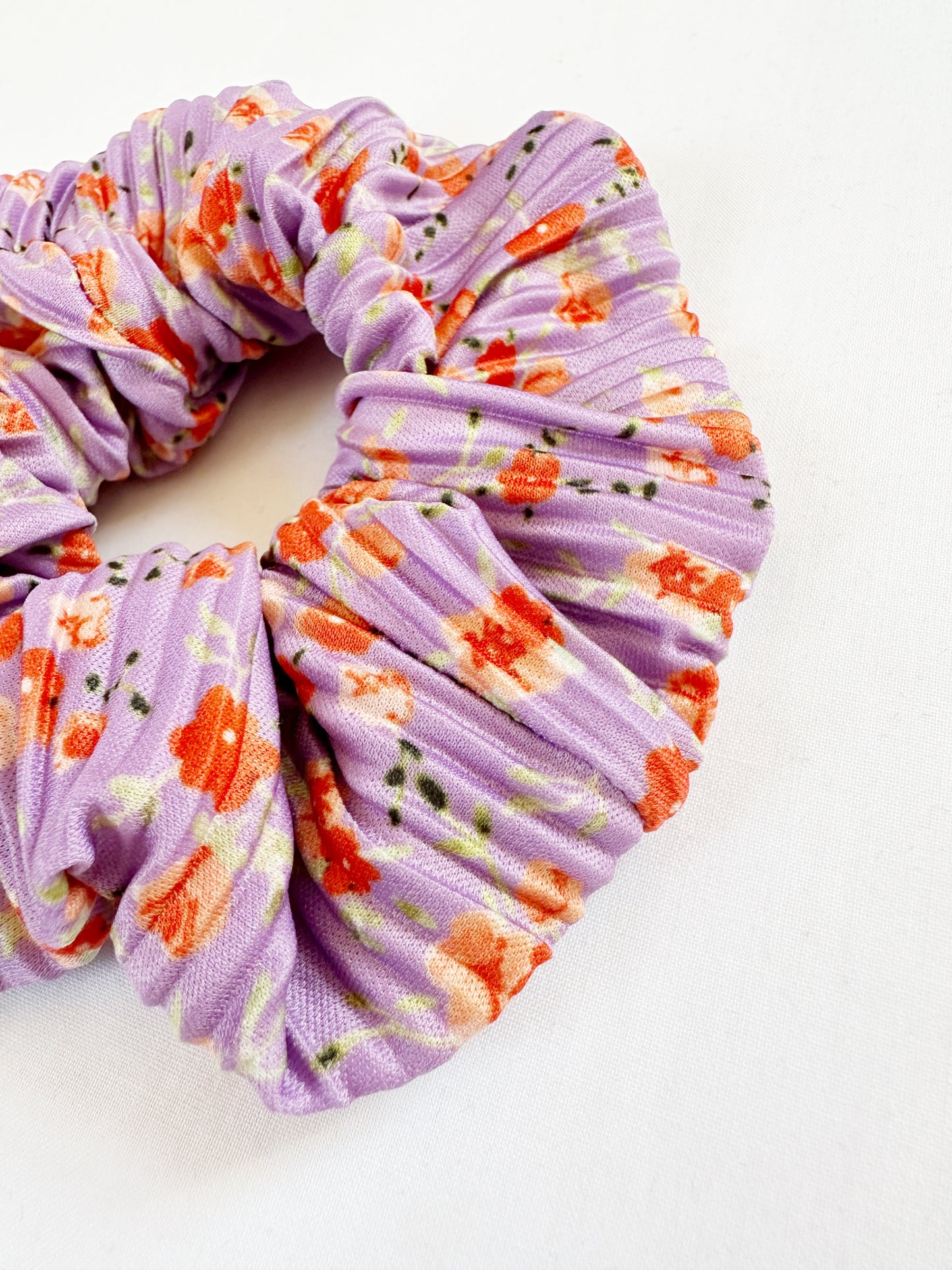 Mini scrunchie in lilac orange floral plisse