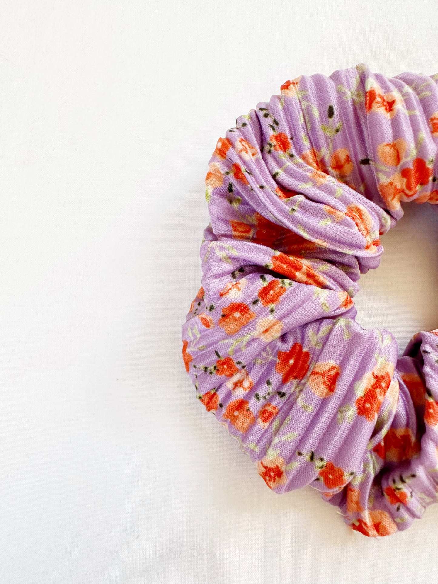 Mini scrunchie in lilac orange floral plisse
