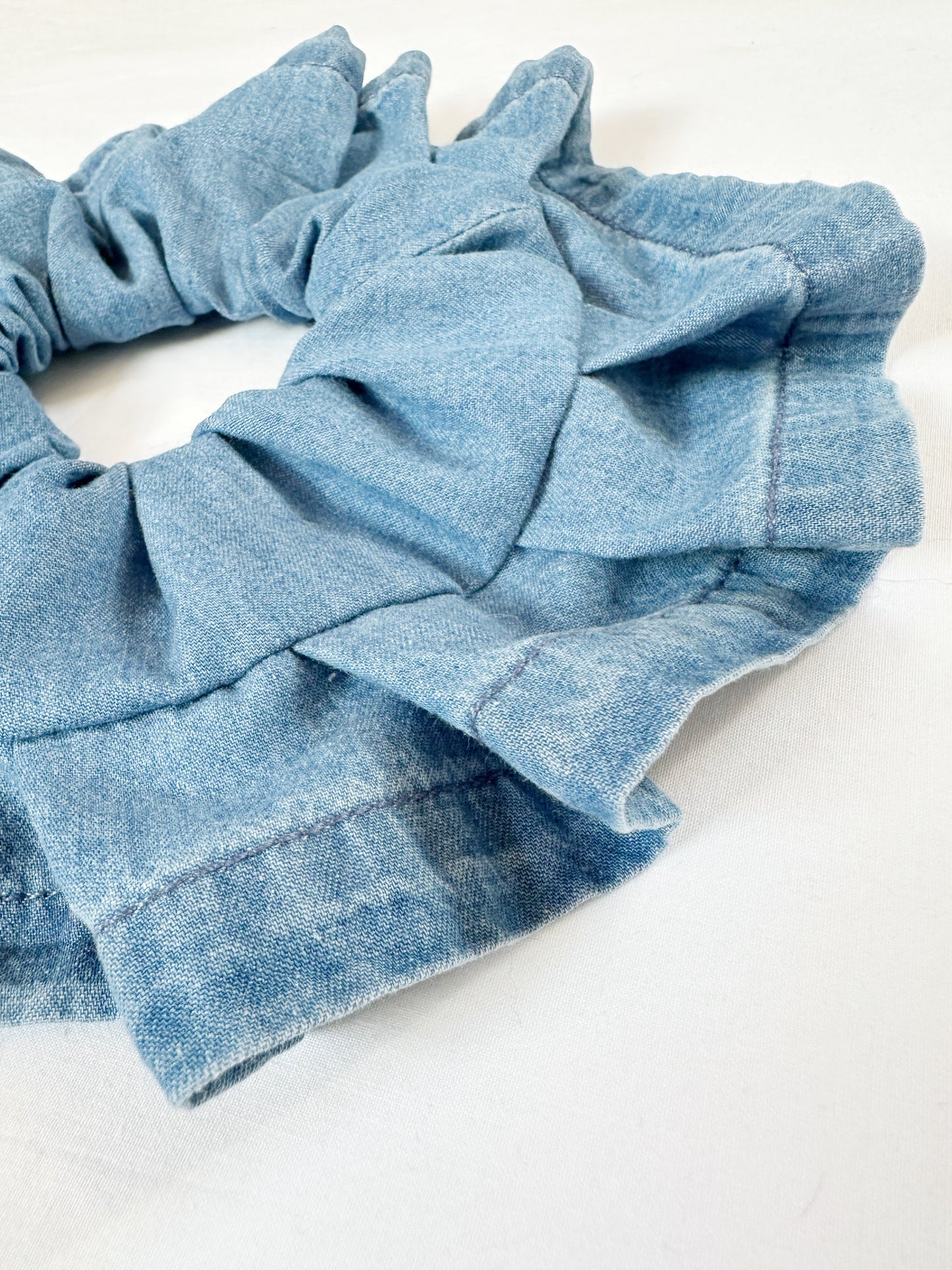 Oversized scrunchie in denim blue ruffle