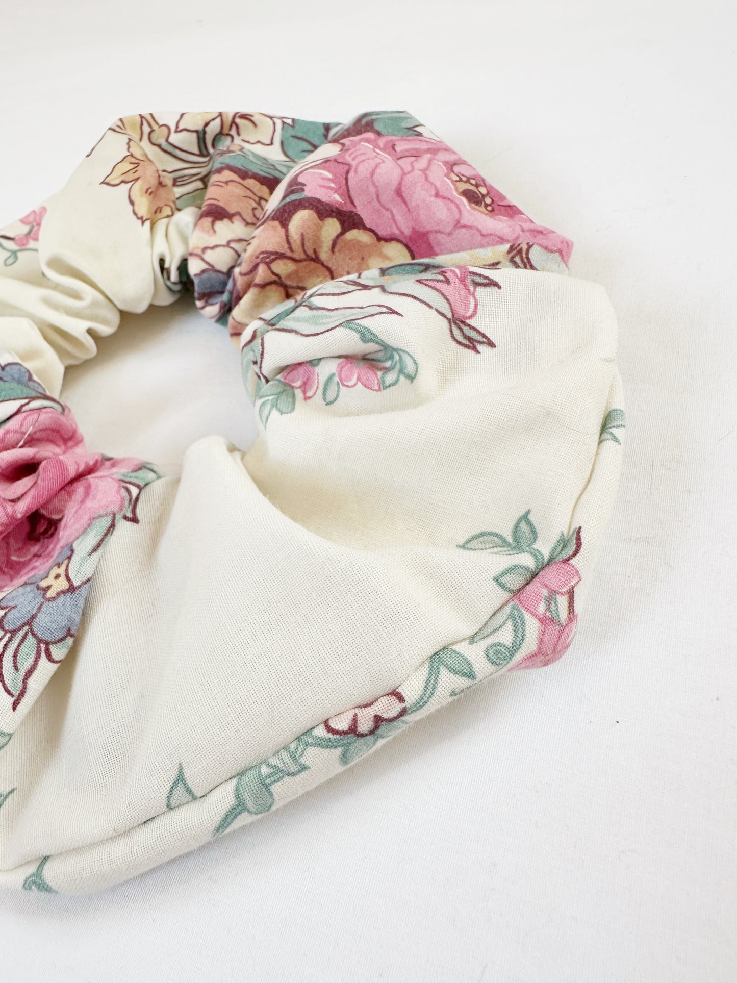Oversized Betty scrunchie in vintage floral