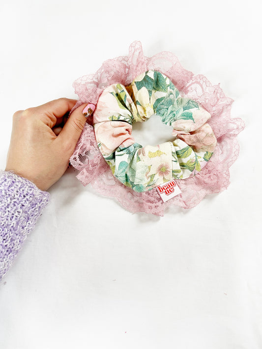 Oversized scrunchie in Beatrice floral and lace