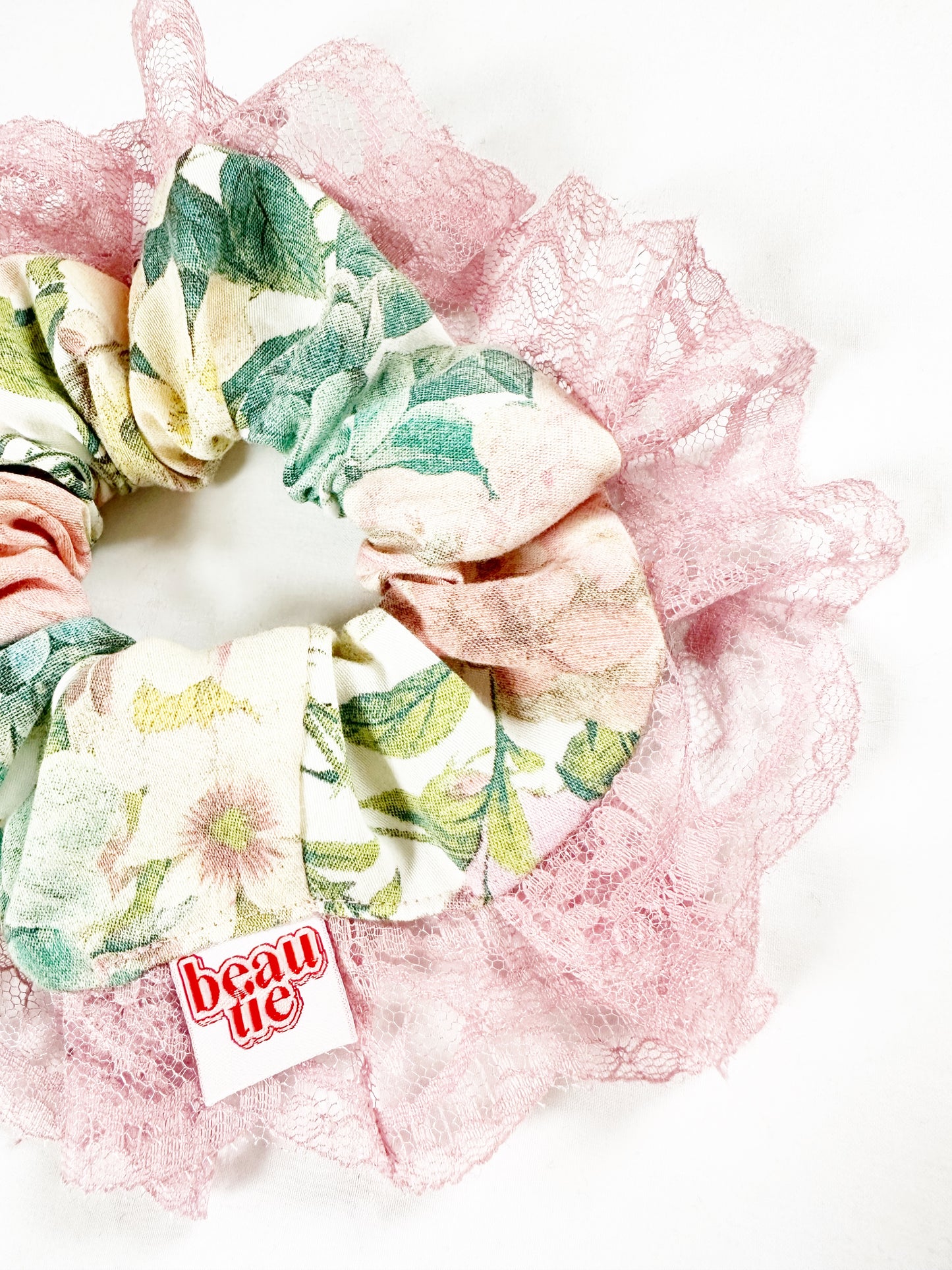 Oversized scrunchie in Beatrice floral and lace