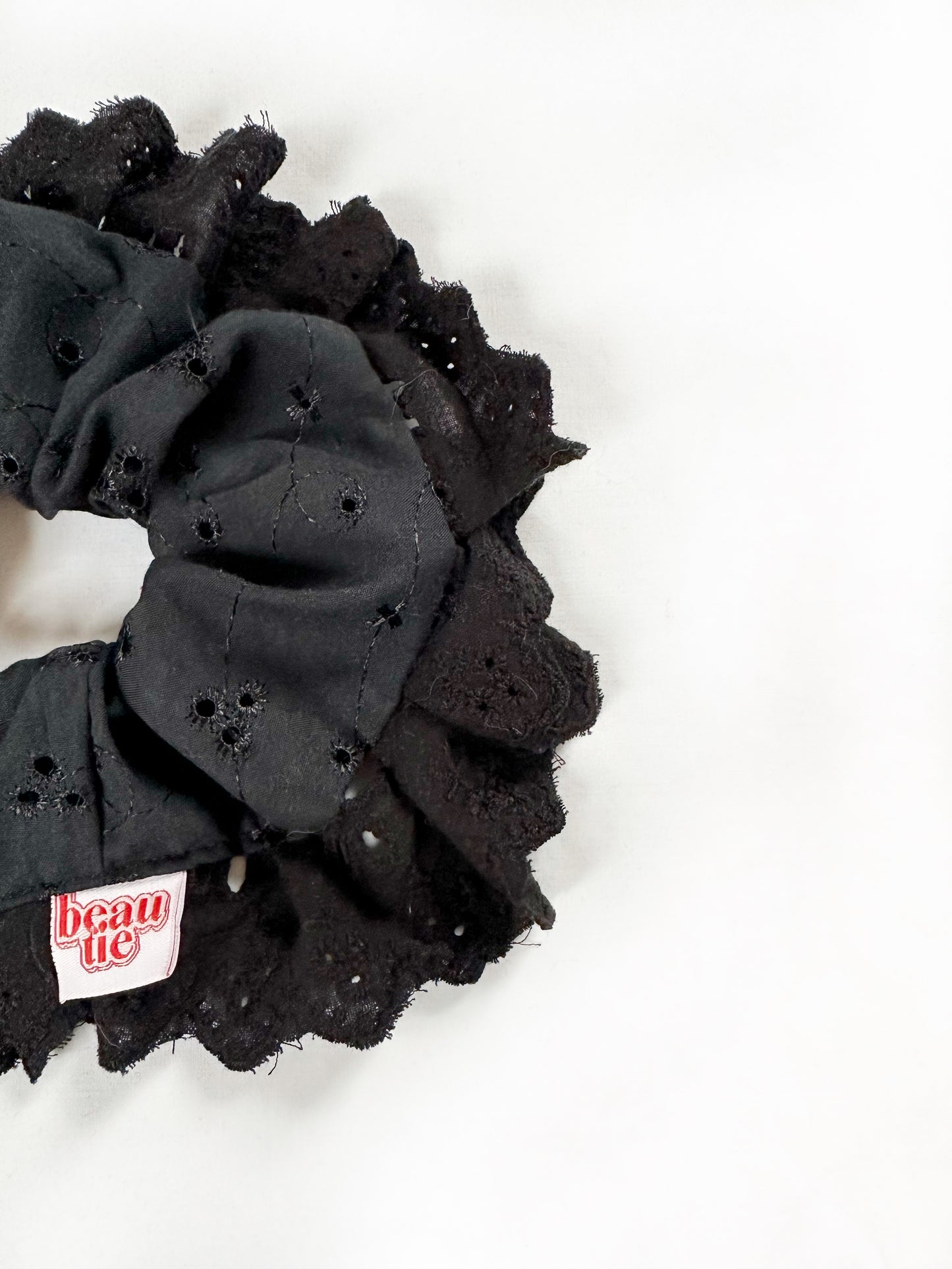 Oversized scrunchie in black broderie ruffle