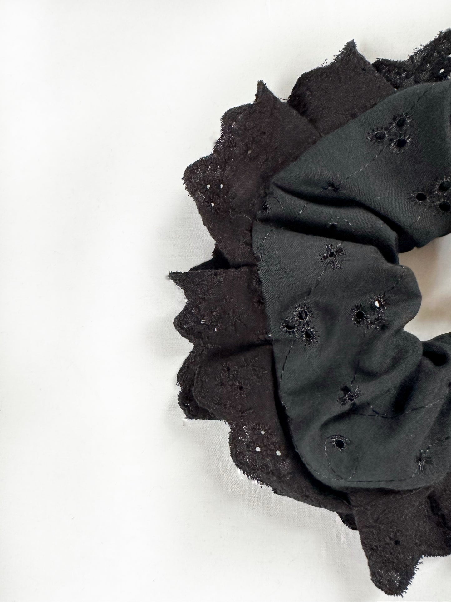 Oversized scrunchie in black broderie ruffle