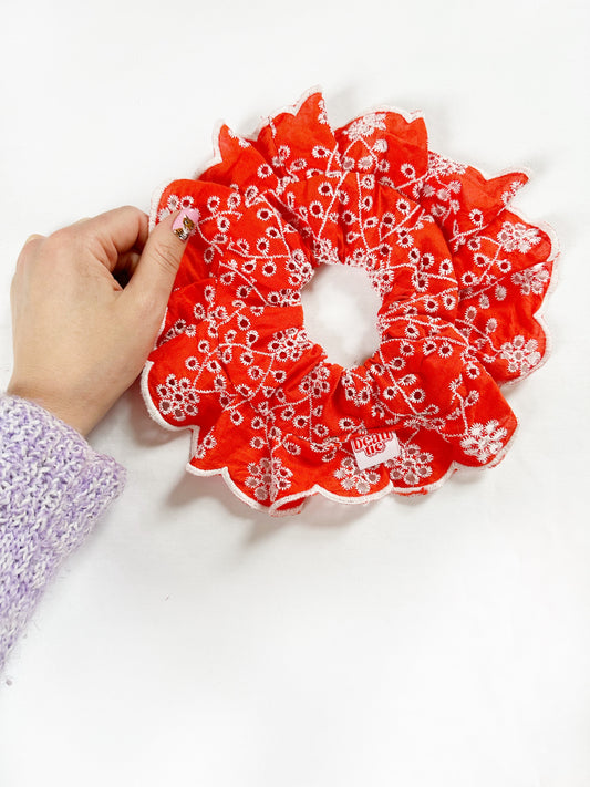 Oversized scrunchie in red broderie