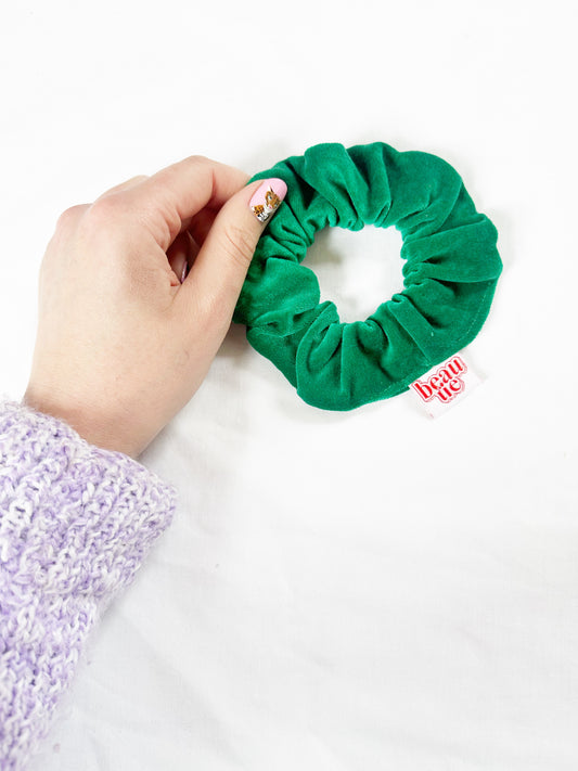Mini scrunchie in emerald green velvet