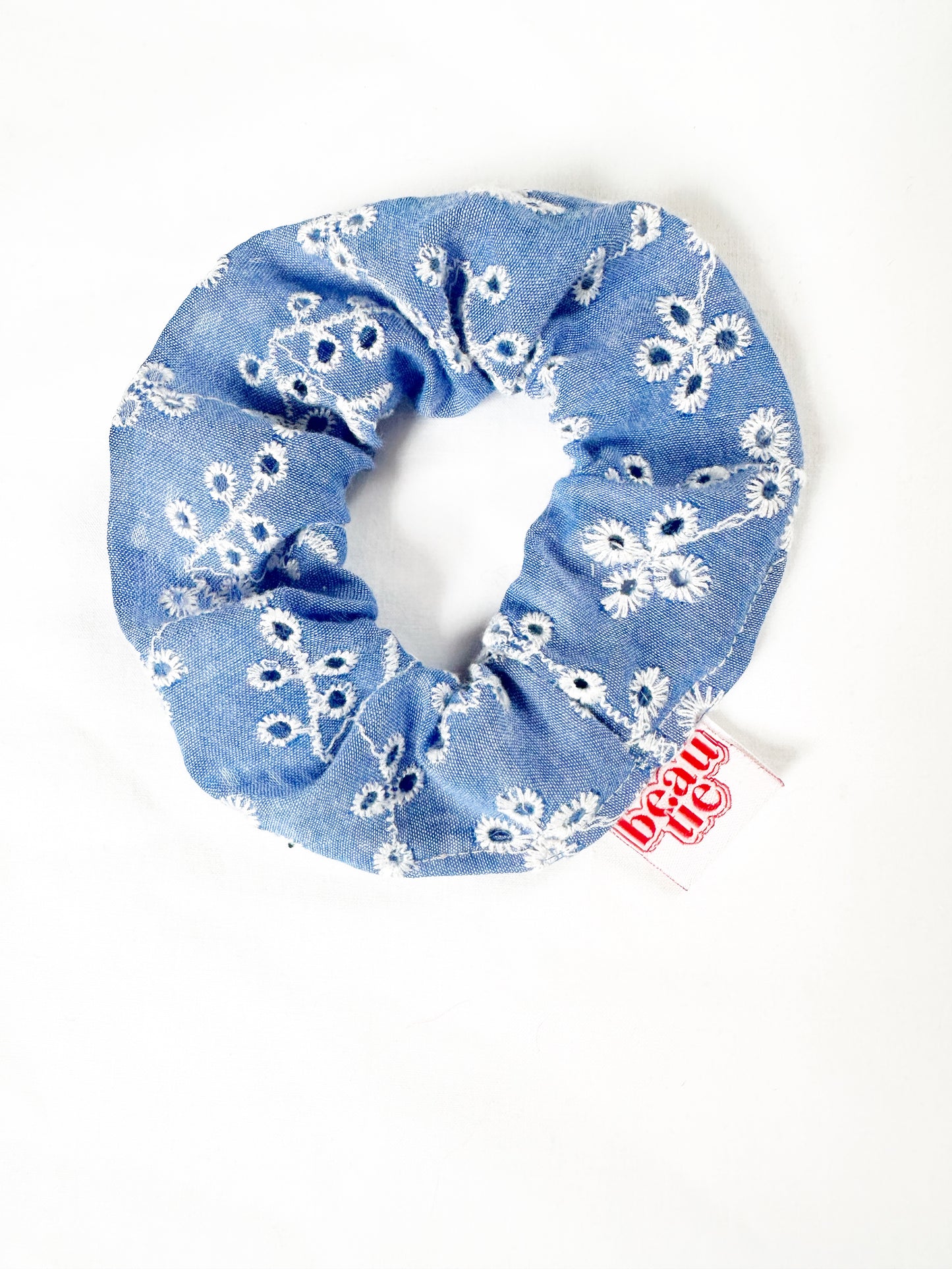 Mini scrunchie in blue broderie