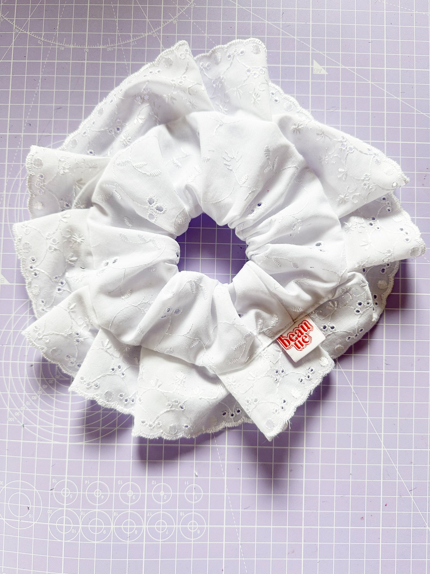 Oversized scrunchie in white broderie