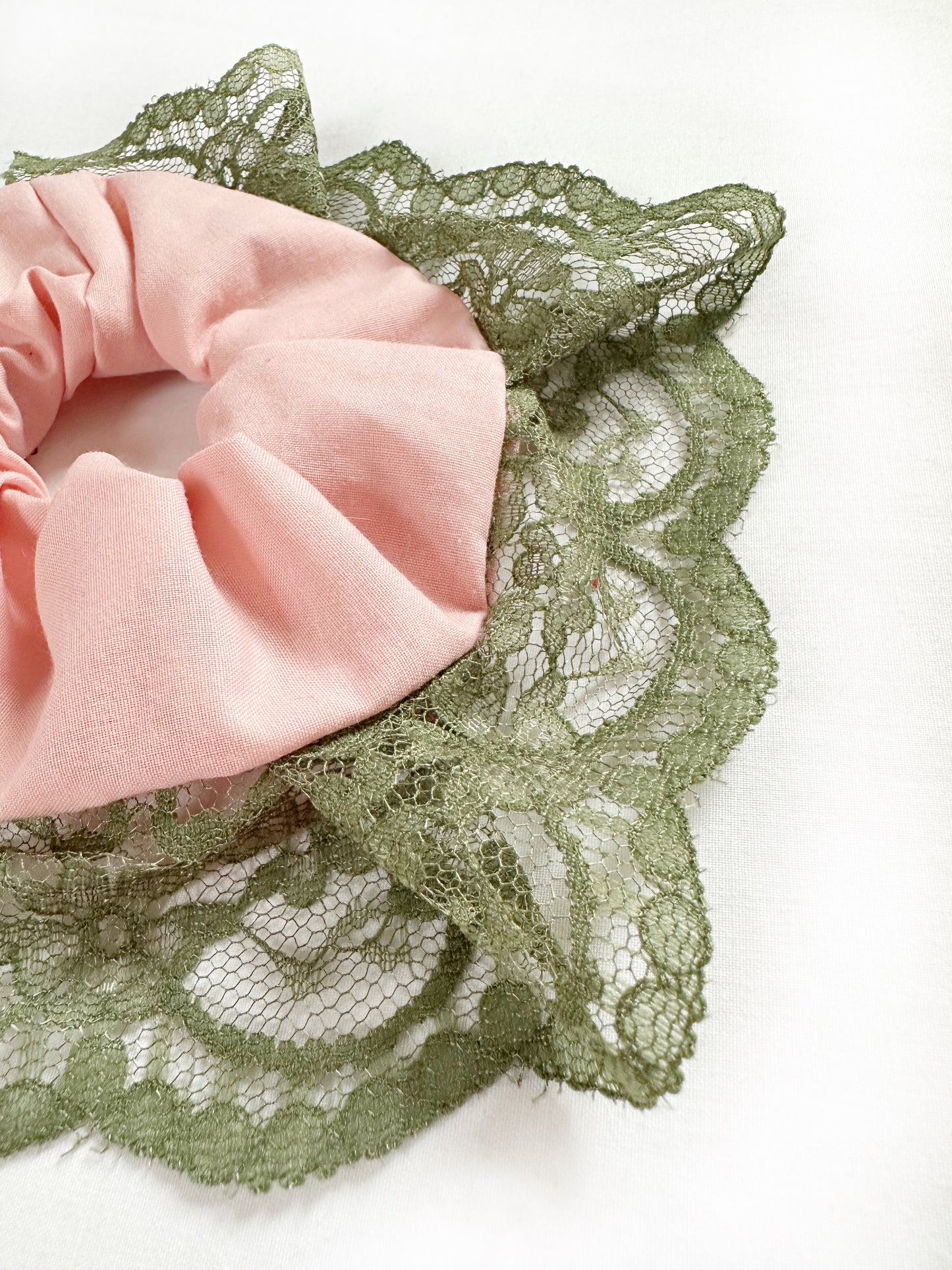 Mini scrunchie in pink and green lace