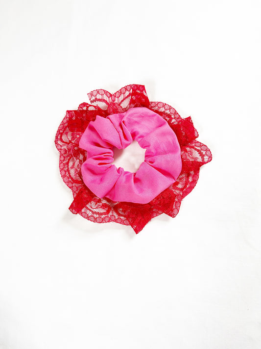Mini scrunchie in pink with red lace