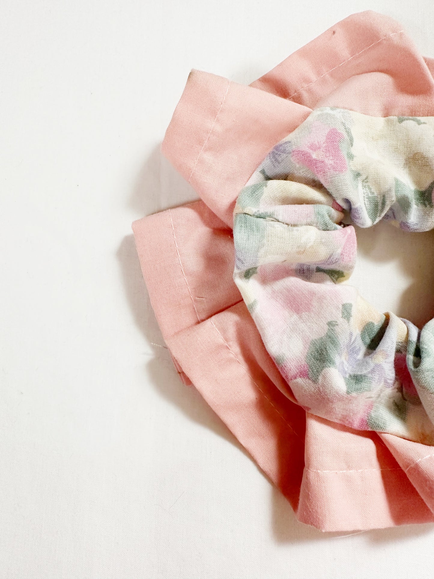 Mini scrunchie in vintage floral ruffle