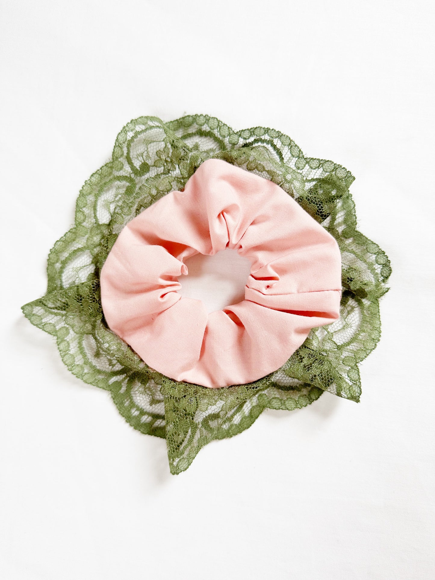 Mini scrunchie in pink and green lace
