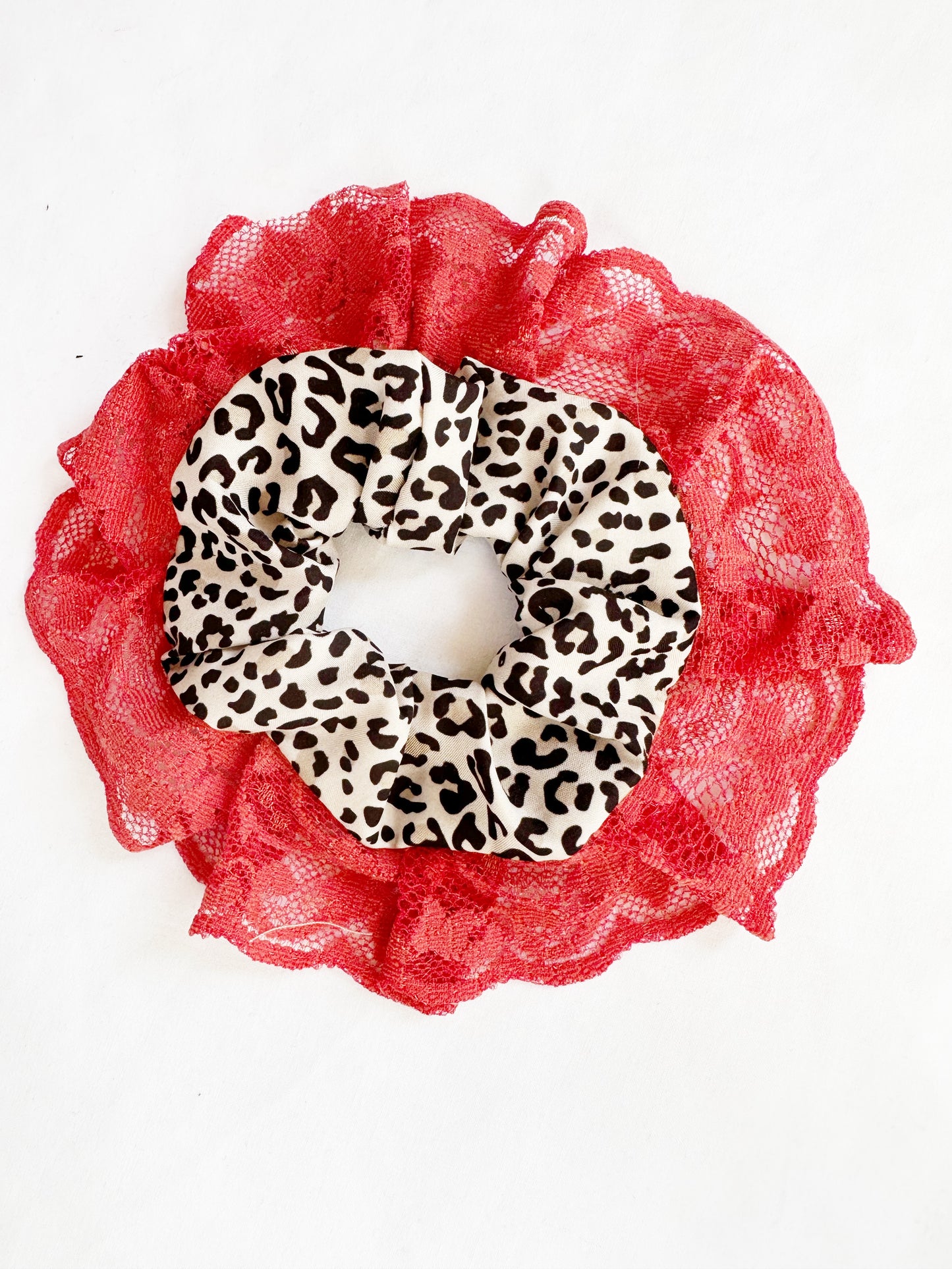Mini scrunchie in silky leopard lace