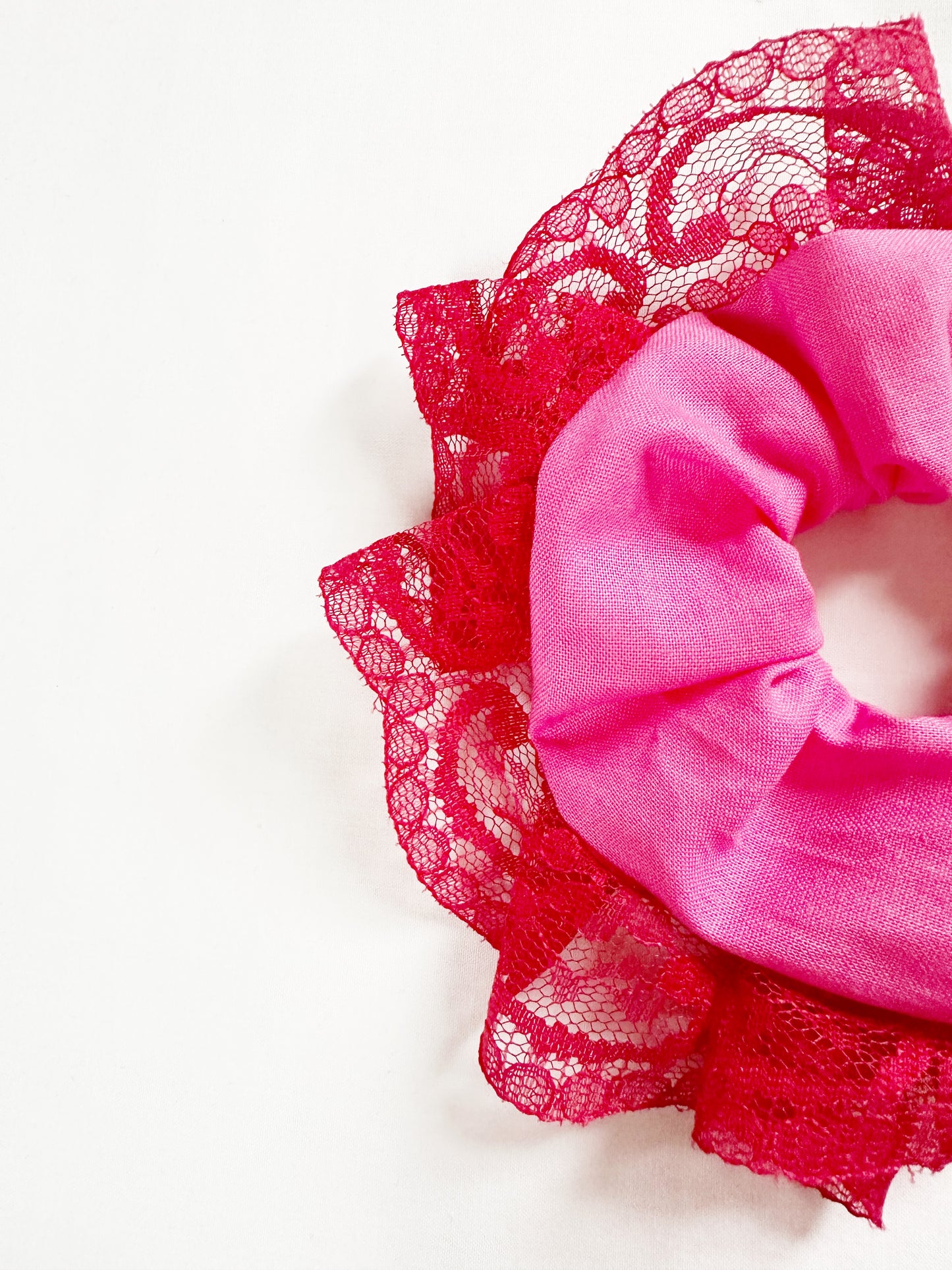 Mini scrunchie in pink with red lace