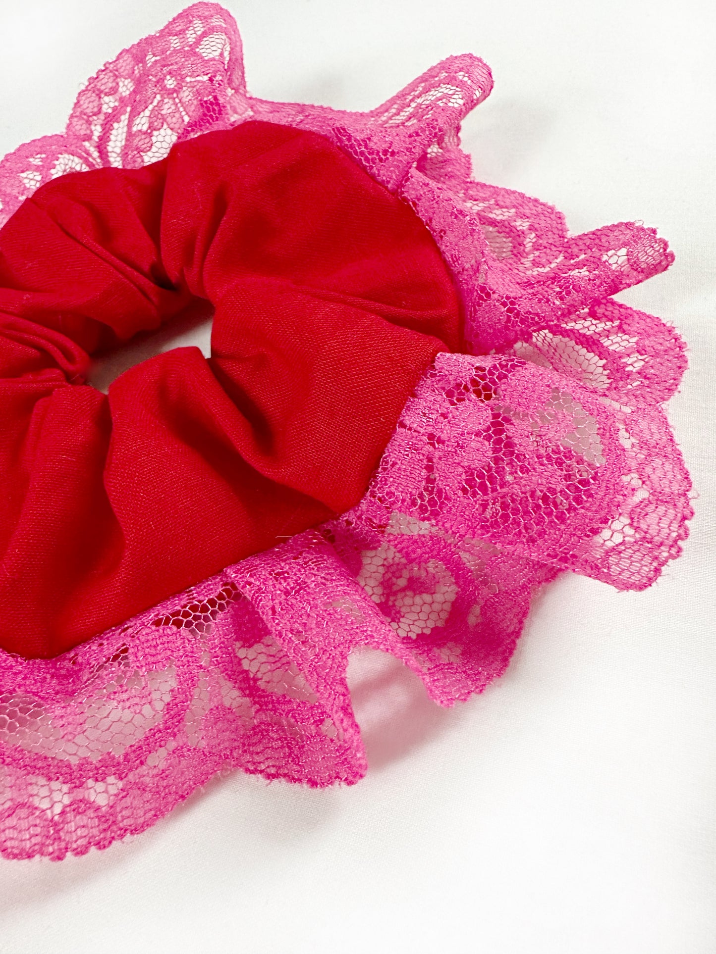 Mini scrunchie in red pink lace