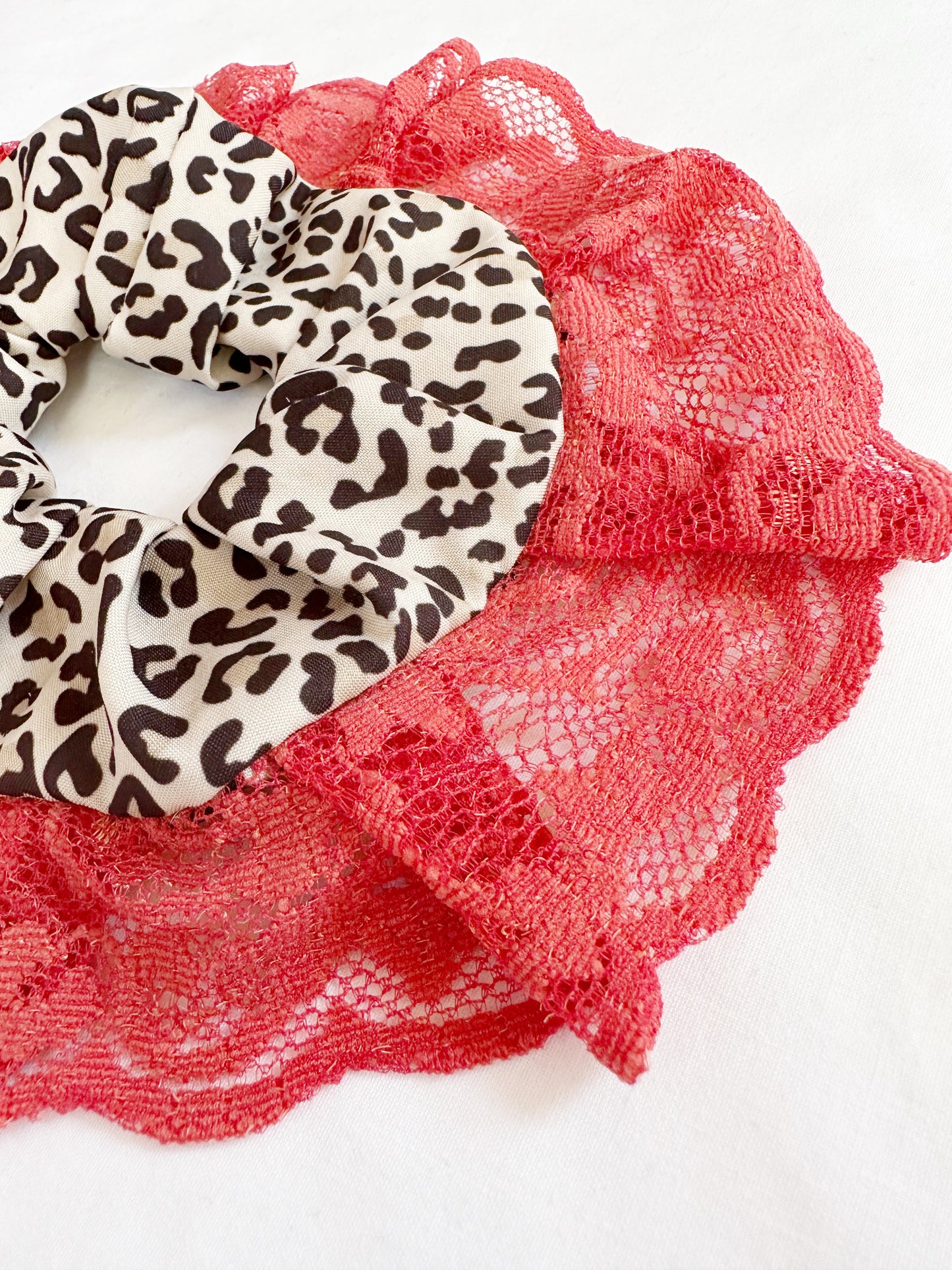 Mini scrunchie in silky leopard lace