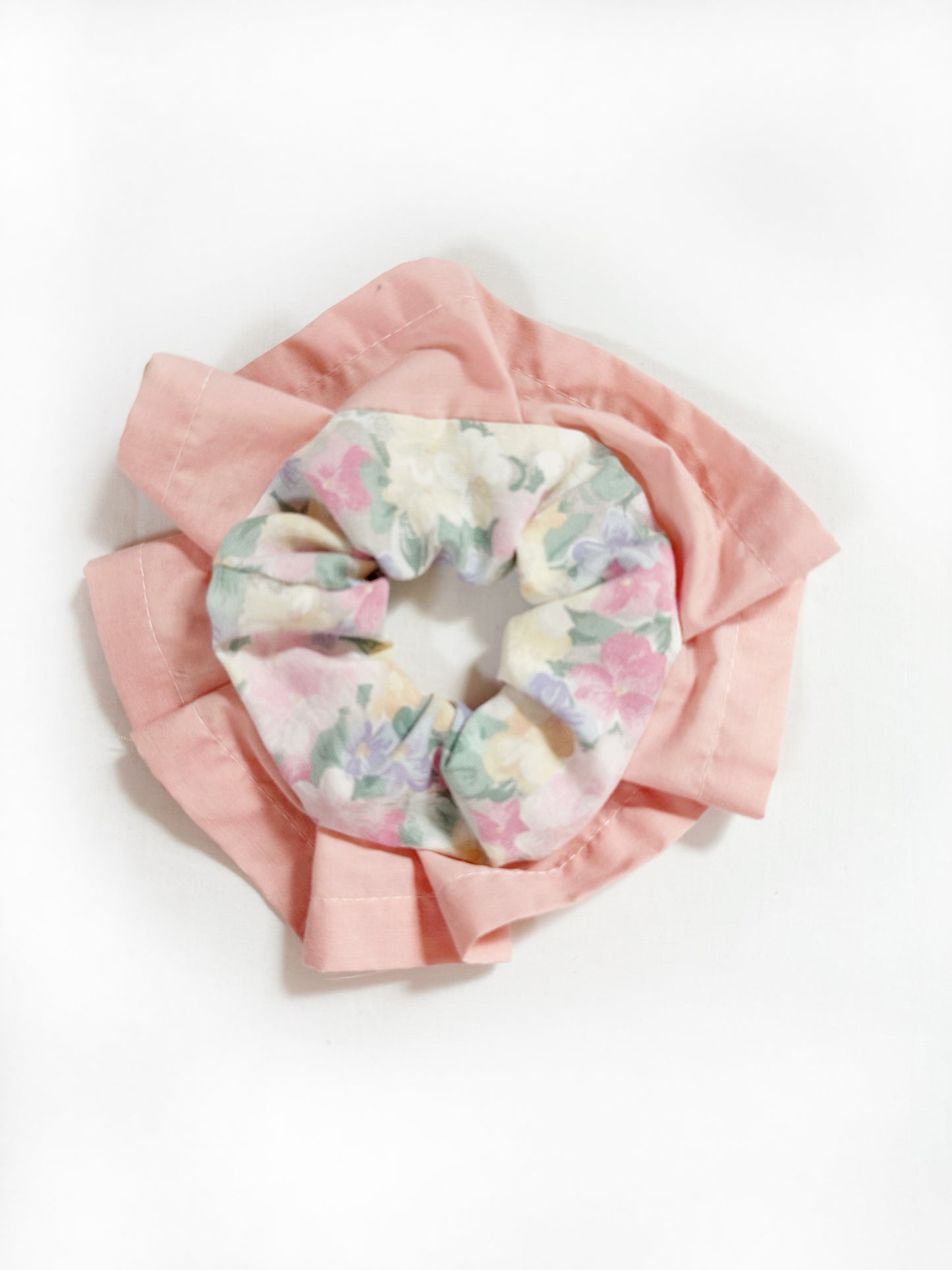 Mini scrunchie in vintage floral ruffle