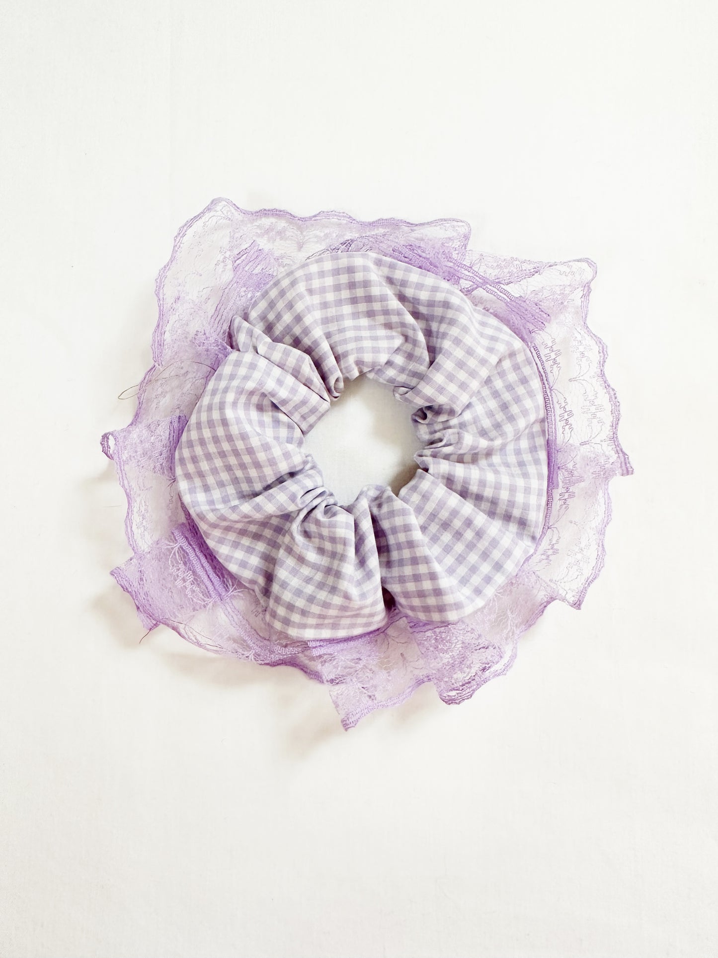 Mini scrunchie in lilac gingham lace