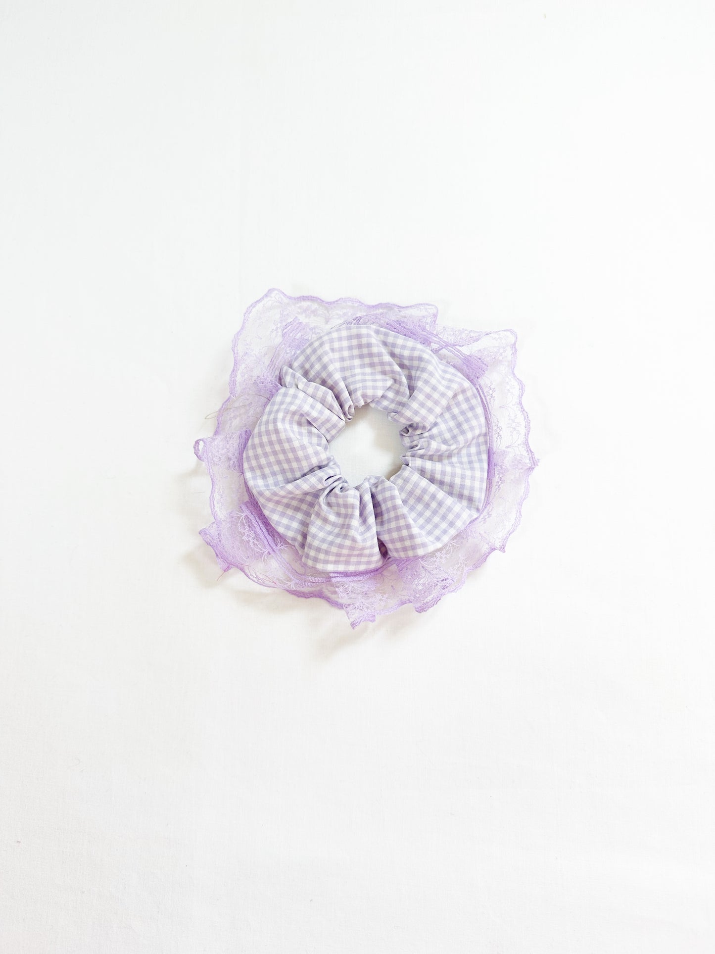 Mini scrunchie in lilac gingham lace