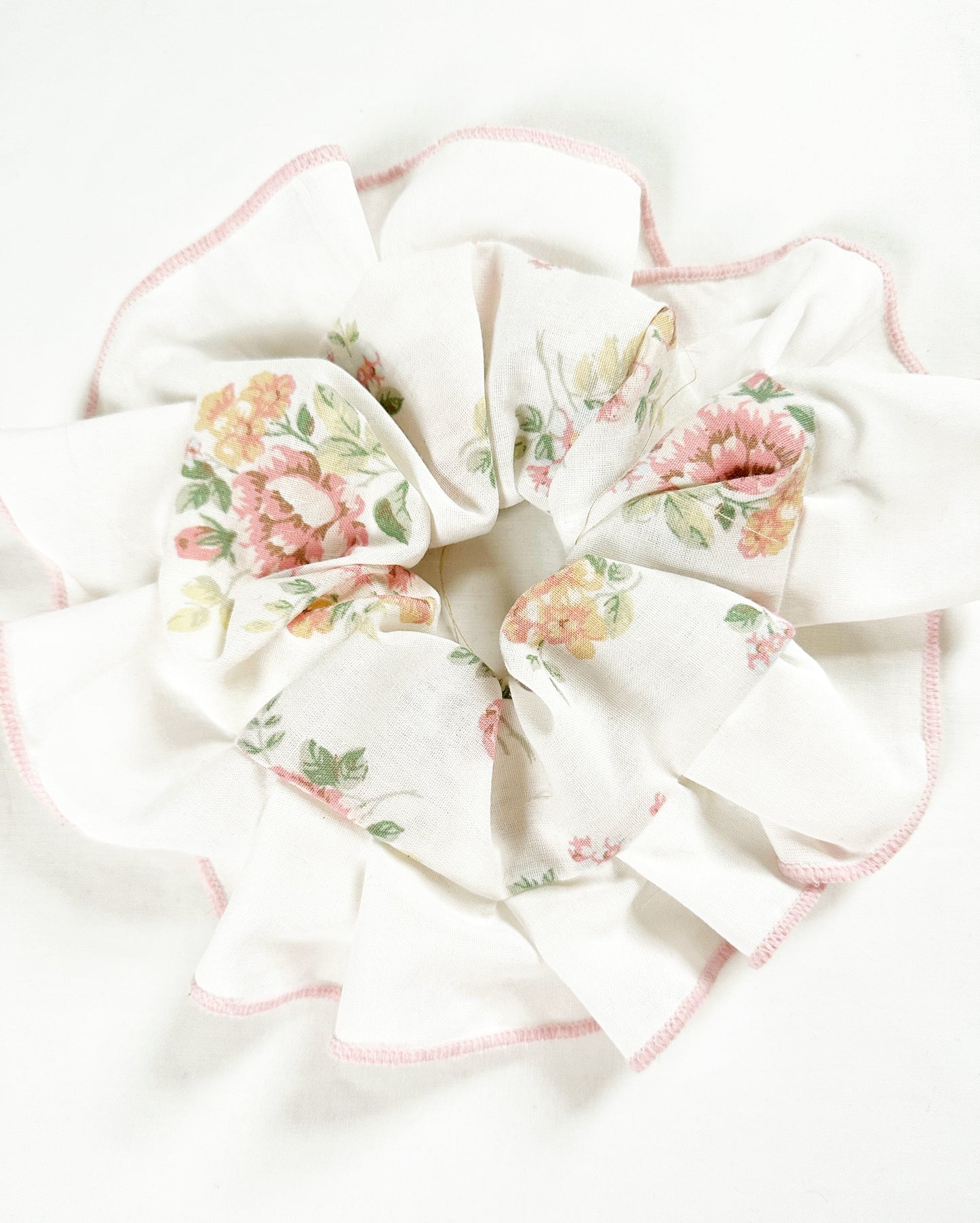 Oversized scrunchie in vintage floral cotton ruffle