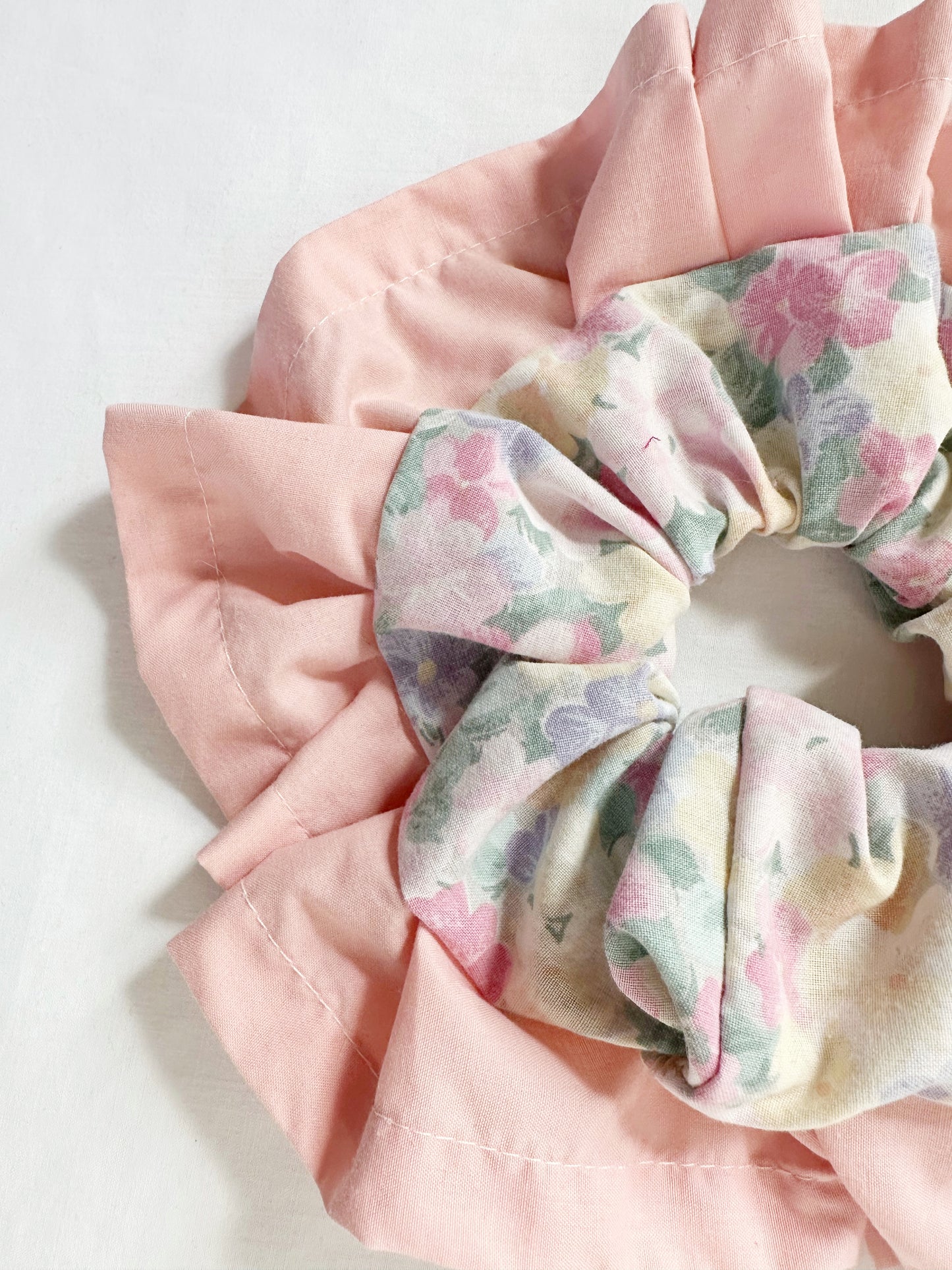 Oversized scrunchie in vintage floral ruffle