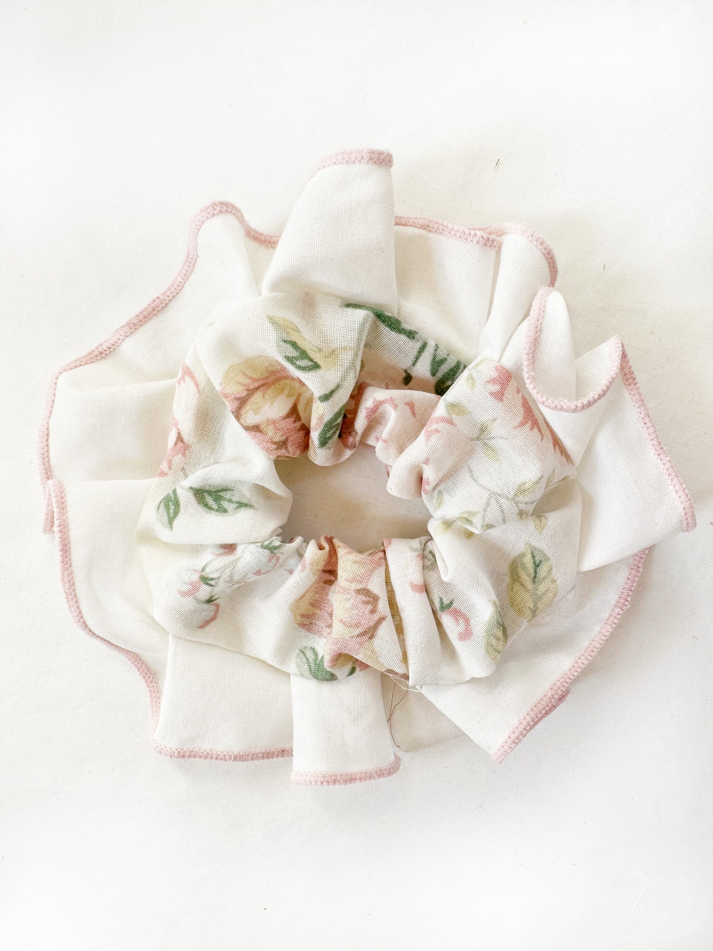 Mini scrunchie in vintage ruffle cotton