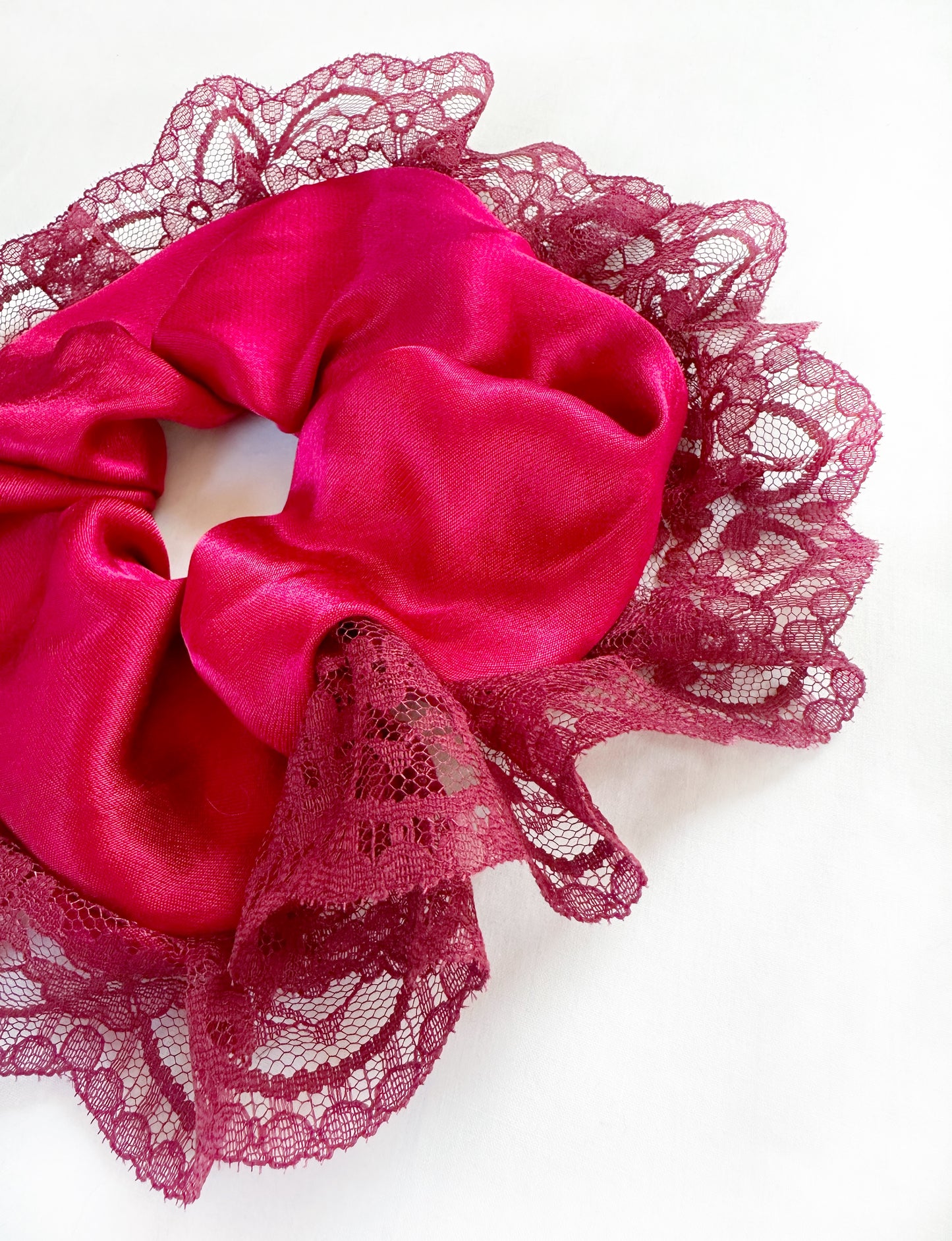 Oversized scrunchie in red lace