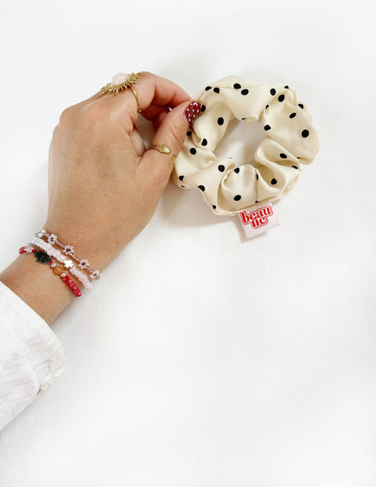 Mini scrunchie in cream polka dot