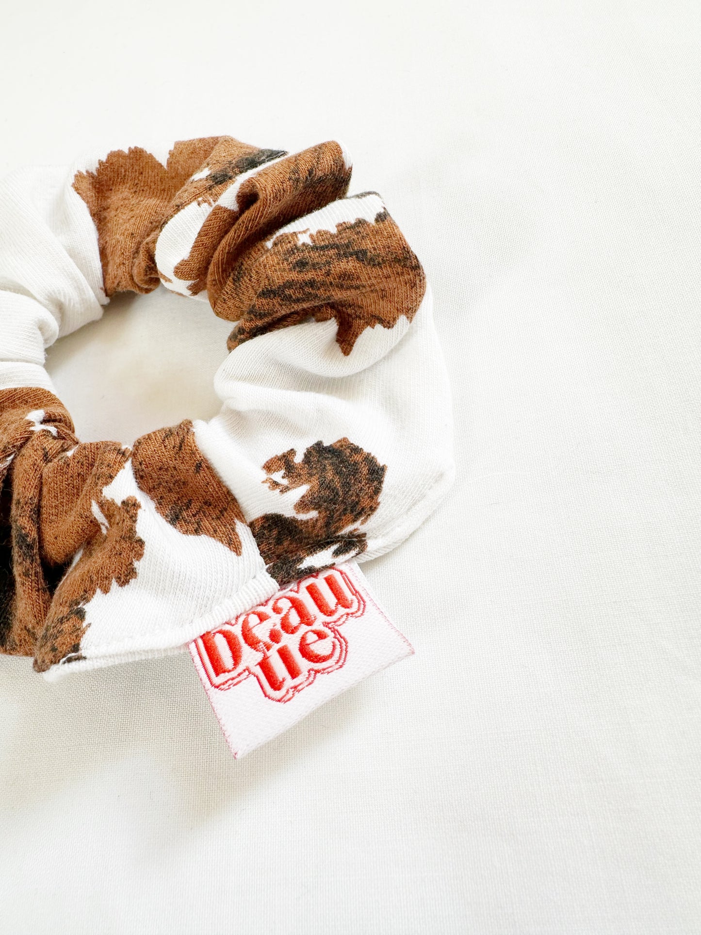 Mini scrunchie in cow print
