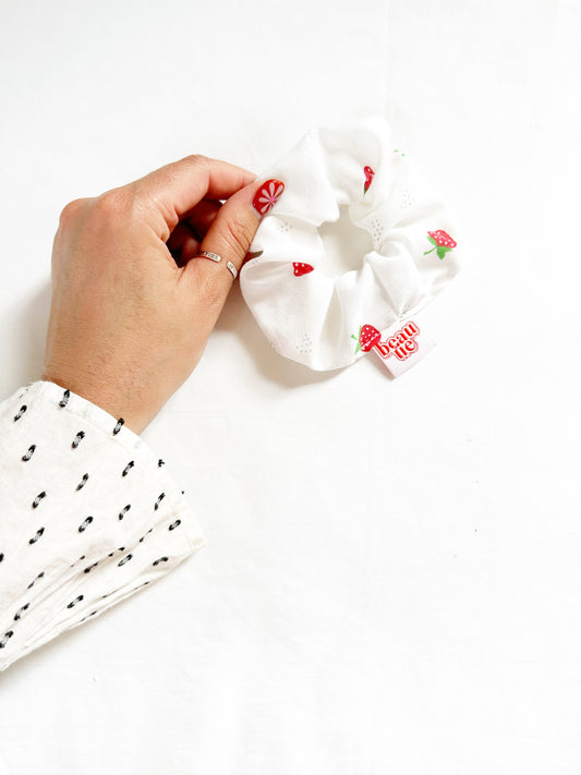 Mini scrunchie in strawberry print