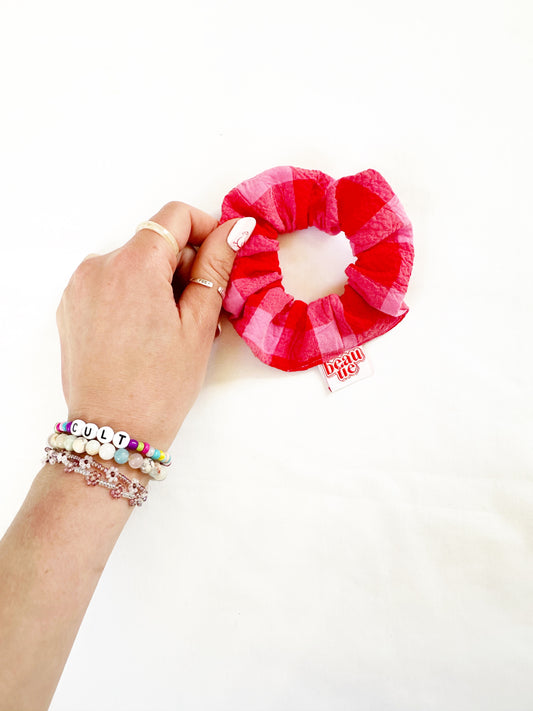 Mini scrunchie in red pink seersucker gingham