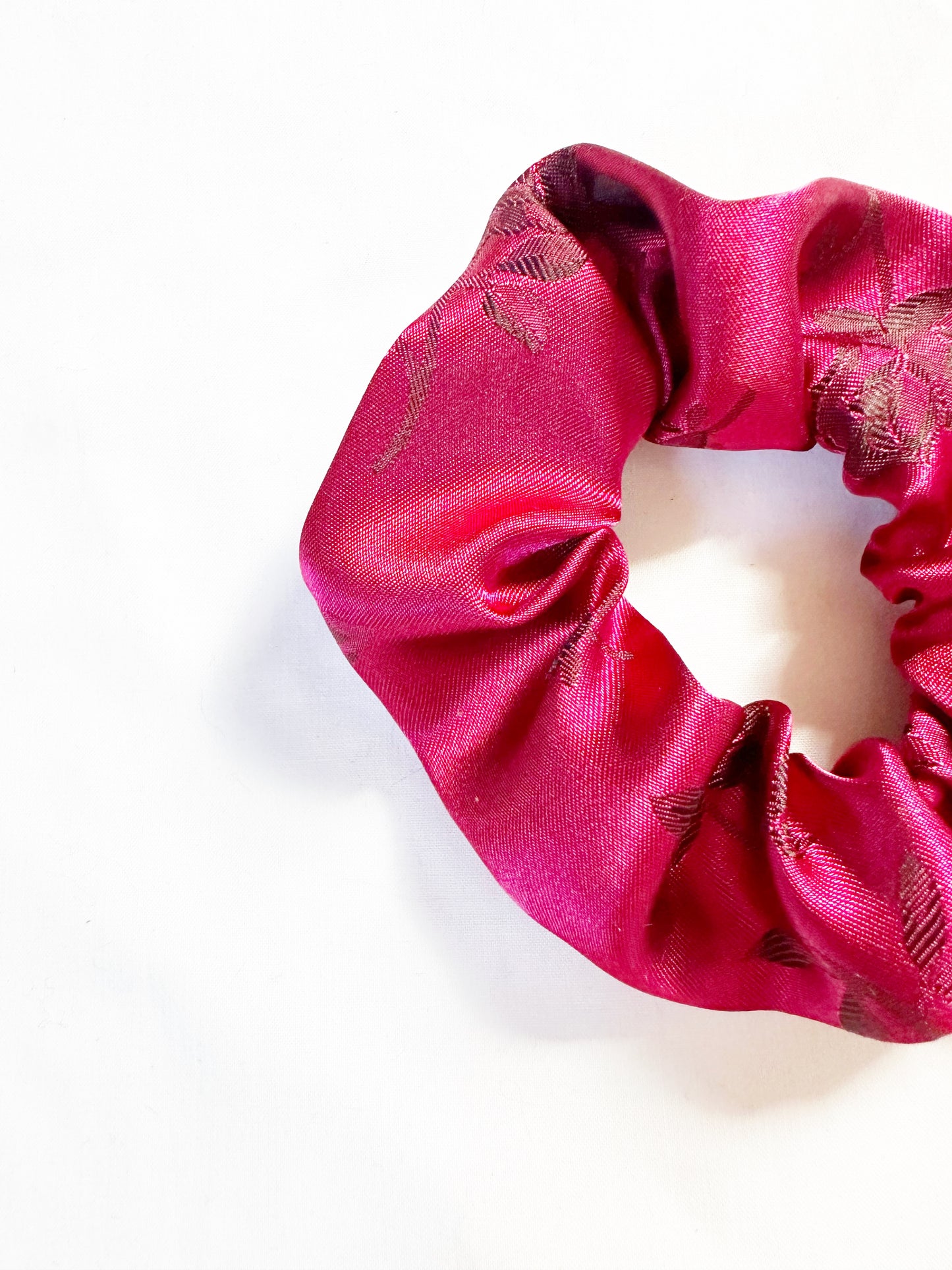 Mini scrunchie in red rose silk