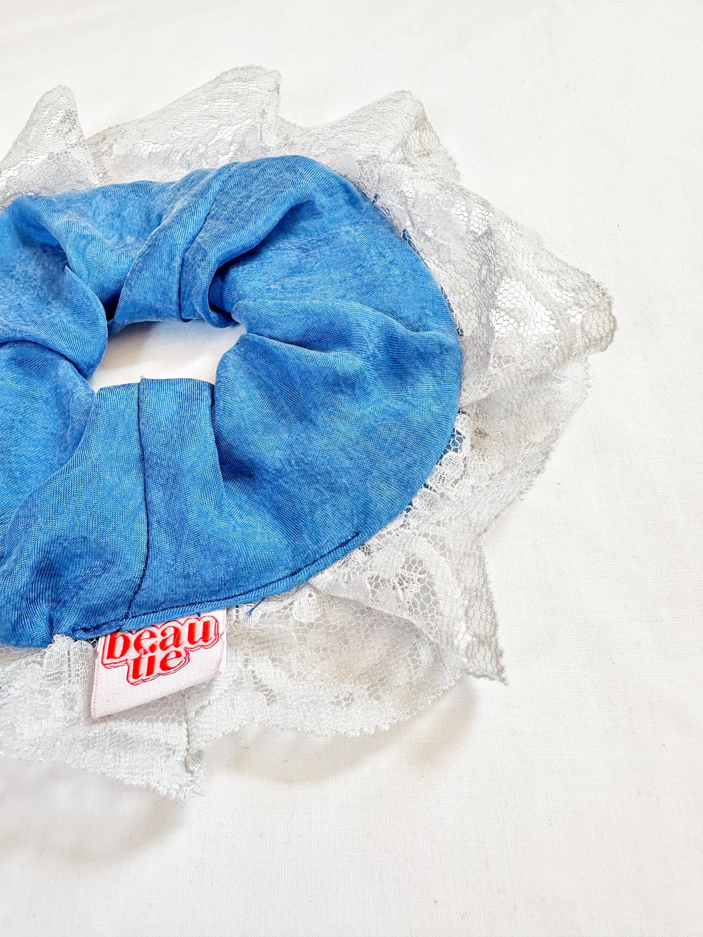 Oversized scrunchie in blue lace