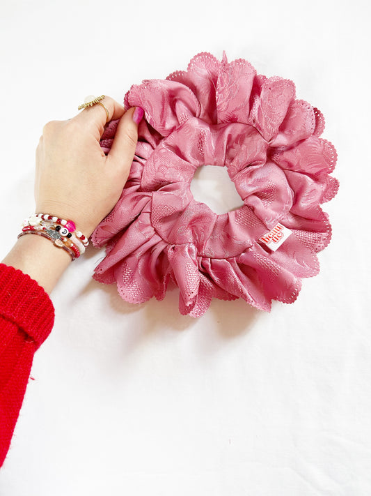 Oversized frilly scrunchie in pink damask scallop