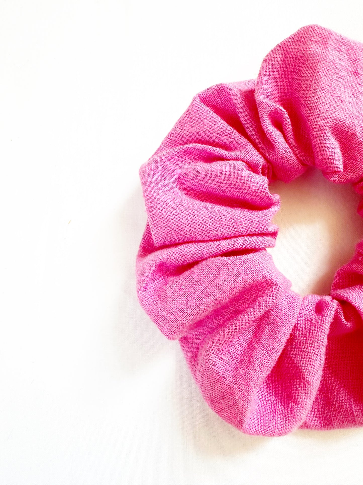 Mini scrunchie in hot pink