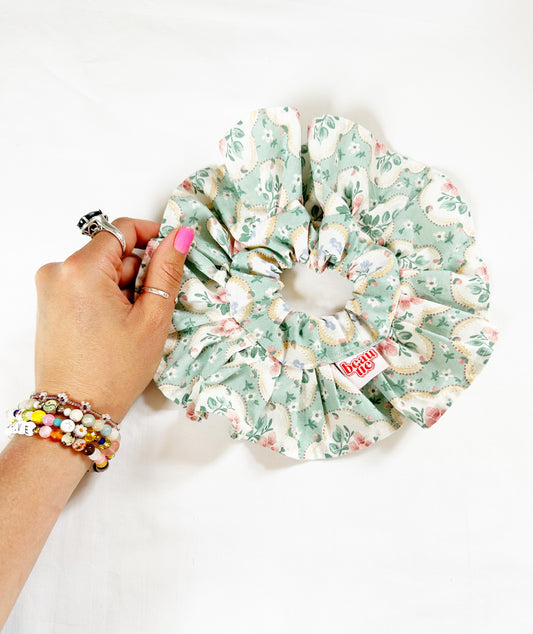 Mini frilly scrunchie in vintage floral