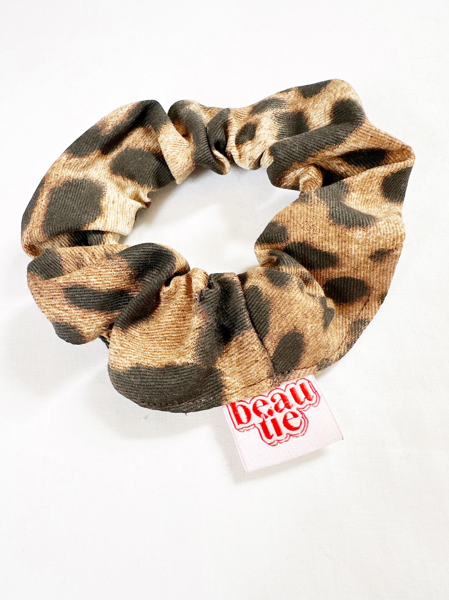 Mini scrunchie in leopard denim