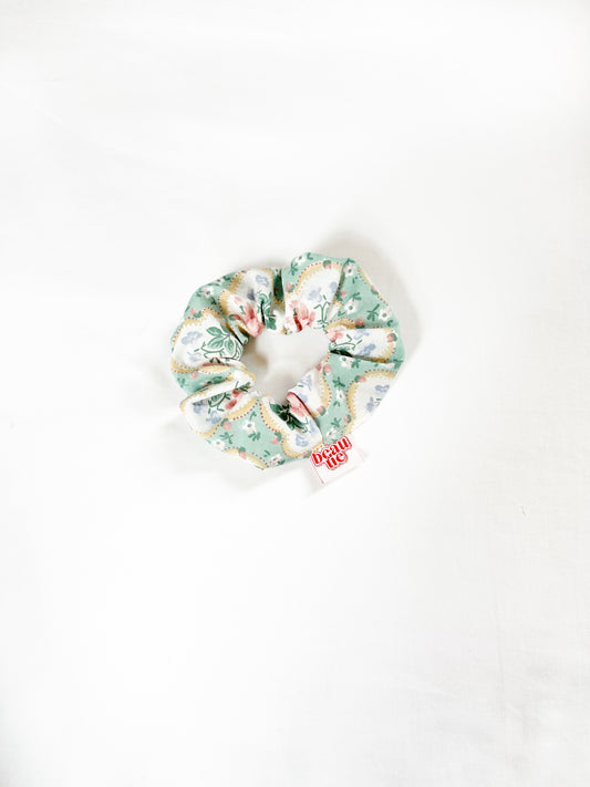 Mini scrunchie in vintage floral cotton
